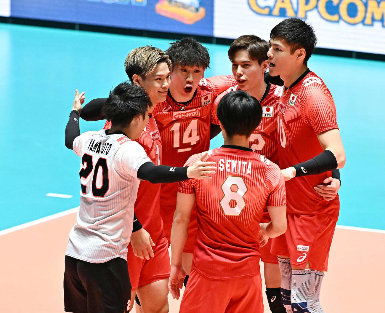 日本対スロベニア　第1S、ポイントを奪い喜ぶ石川（左から3人目）ら（撮影・滝沢徹郎）