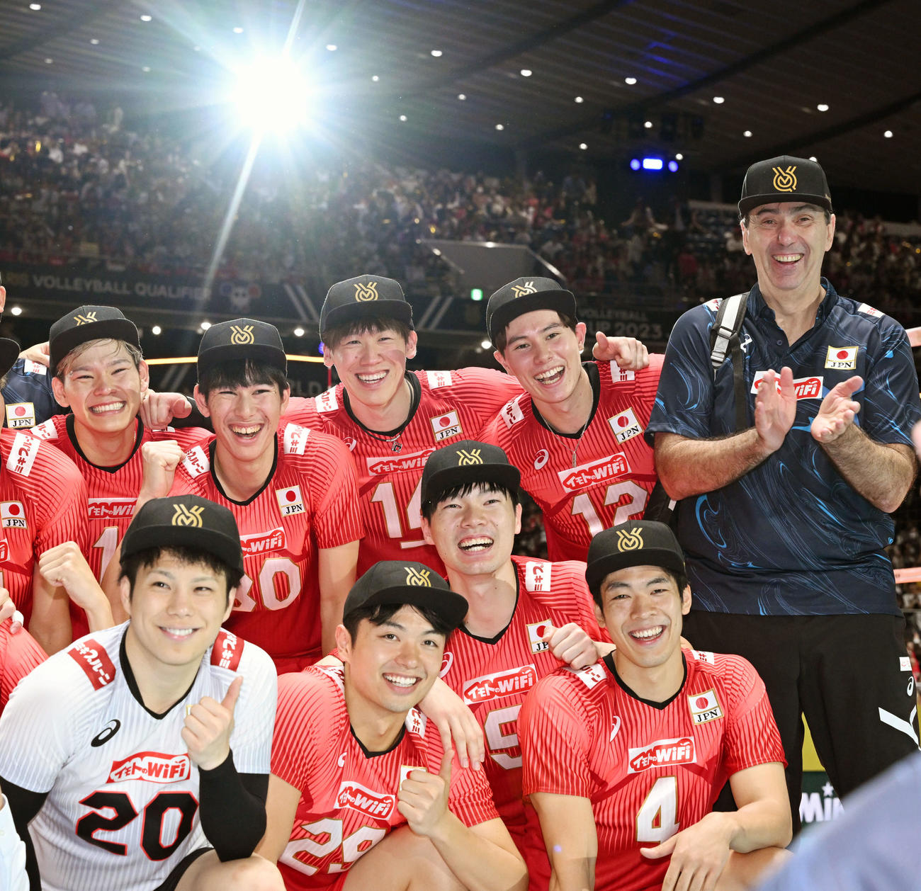 日本対スロベニア　試合後、パリ五輪出場権を獲得し記念撮影する石川（後列左から3人目）ら。前列左から山本智、山本龍、大塚、宮浦、後列左から西田、甲斐、1人おいて高橋藍、ブラン監督（撮影・滝沢徹郎）