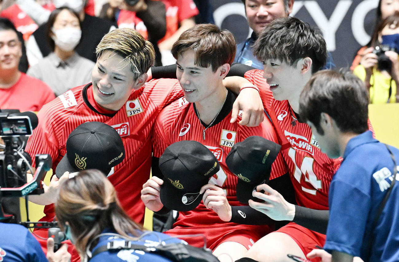 日本対スロベニア　試合後、記念撮影する、左から西田、高橋藍、石川（撮影・滝沢徹郎）