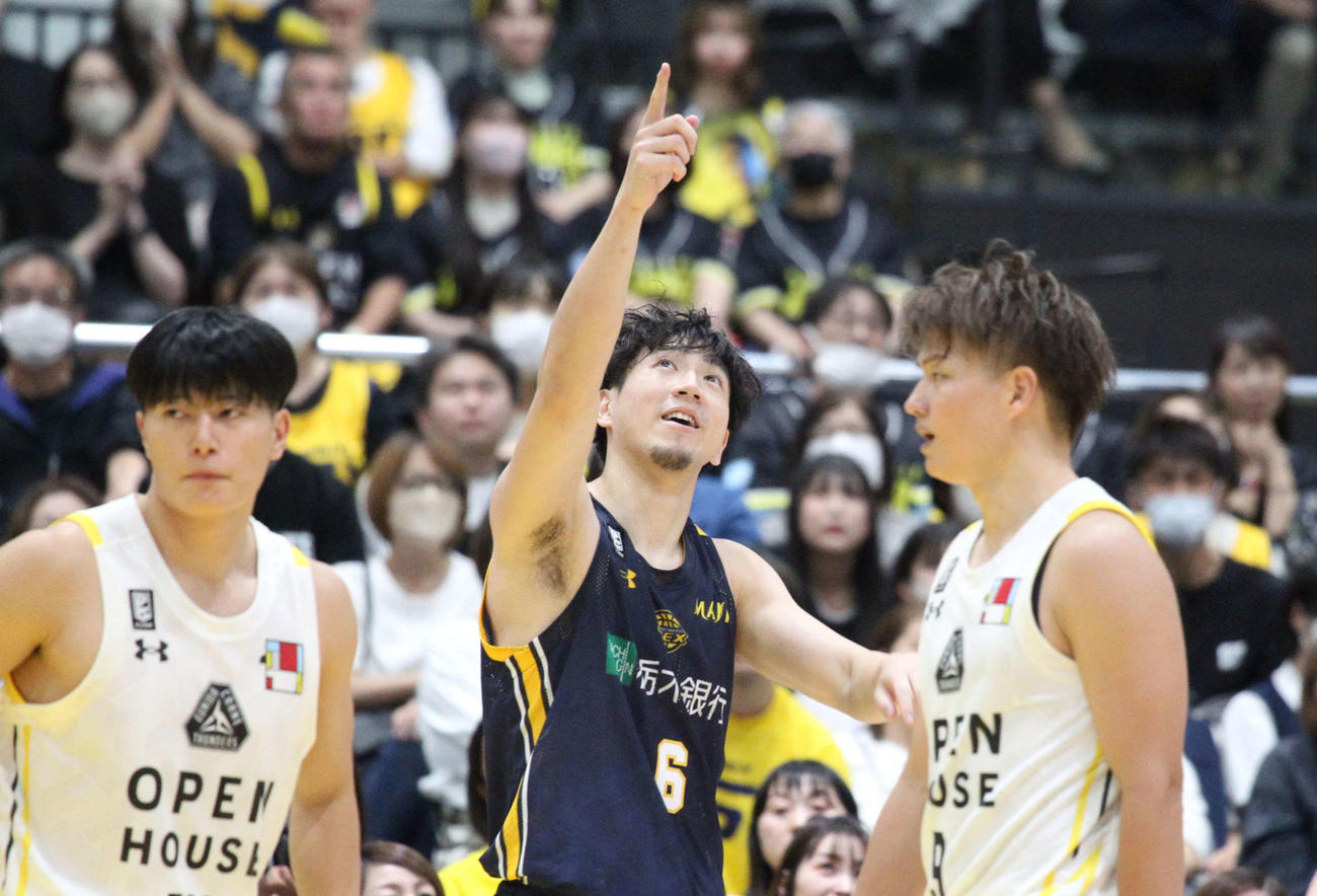 宇都宮対群馬　相手に激しいマークを受けるもファウルならず、場内ビジョンに流れたVTRを指さしアピールする宇都宮比江島（撮影・沢田啓太郎）