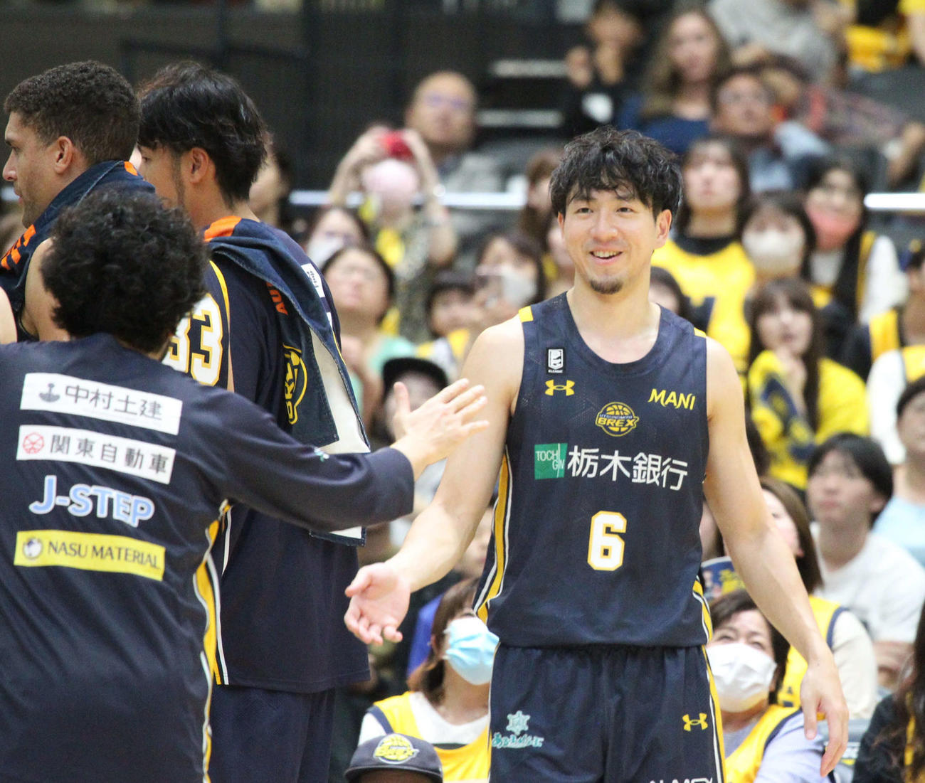 宇都宮対群馬　開幕戦勝利に笑顔を見せる宇都宮比江島（右）（撮影・沢田啓太郎）