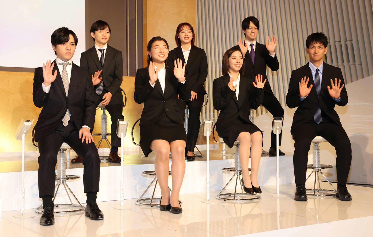 配信用生放送の放送終了でカメラに手を振る、前列左から宇野昌磨、坂本花織、三浦璃来、木原龍一。後列左から鍵山優真、樋口新葉、山本草太（撮影・丹羽敏通）