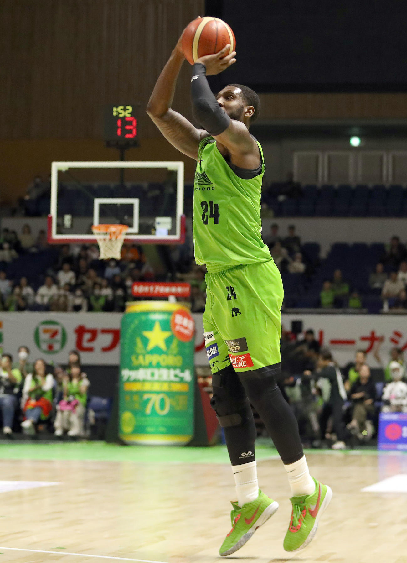 レバンガ北海道対秋田　第4Q、3点シュートを決めるレバンガ北海道のブルックス（撮影・佐藤翔太）