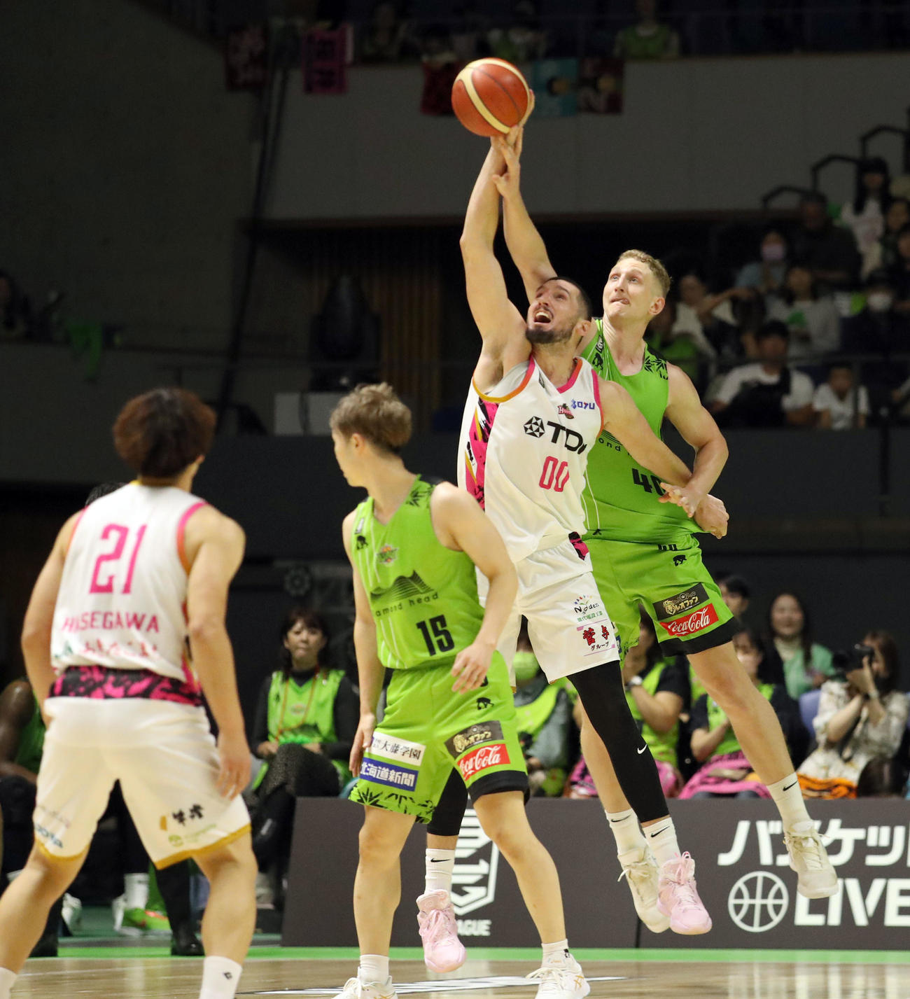 レバンガ北海道対秋田　第4Q、相手選手と競り合うレバンガ北海道ウェルシュ（撮影・佐藤翔太）