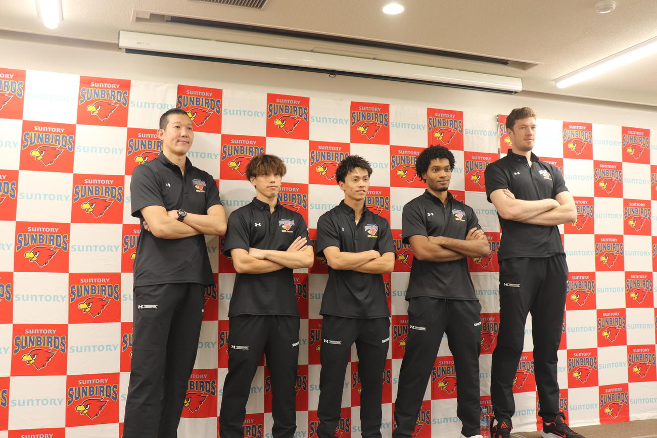 記者会見に出席したサントリーサンバーズの選手ら。左から、山村宏太監督、大宅真樹、藤中颯志、デ・アルマス・アライン、ドミトリー・ムセルスキー（撮影・竹本穂乃加）＝2023年10月8日、大阪・箕面市内