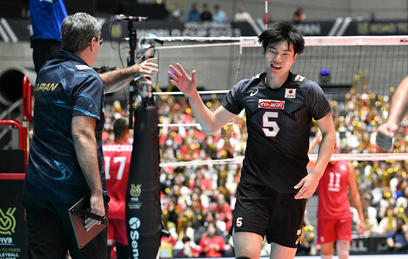 日本対米国　第1S、スパイクを決めた大塚（右）はブラン監督とタッチをかわす（撮影・滝沢徹郎）