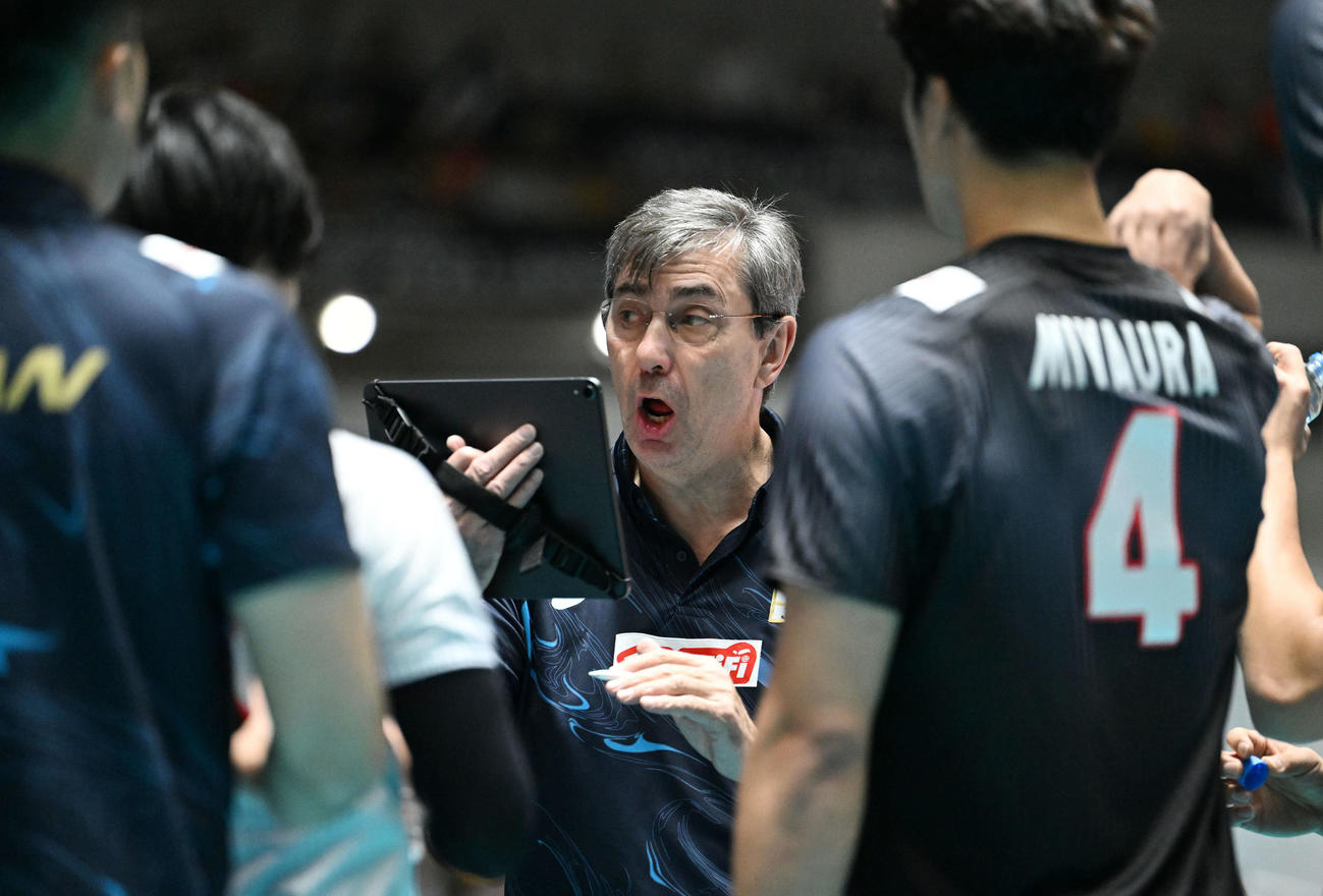 日本対米国　第1セット、タイムアウトで選手たちに指示を出すブラン監督（後方）（撮影・滝沢徹郎）