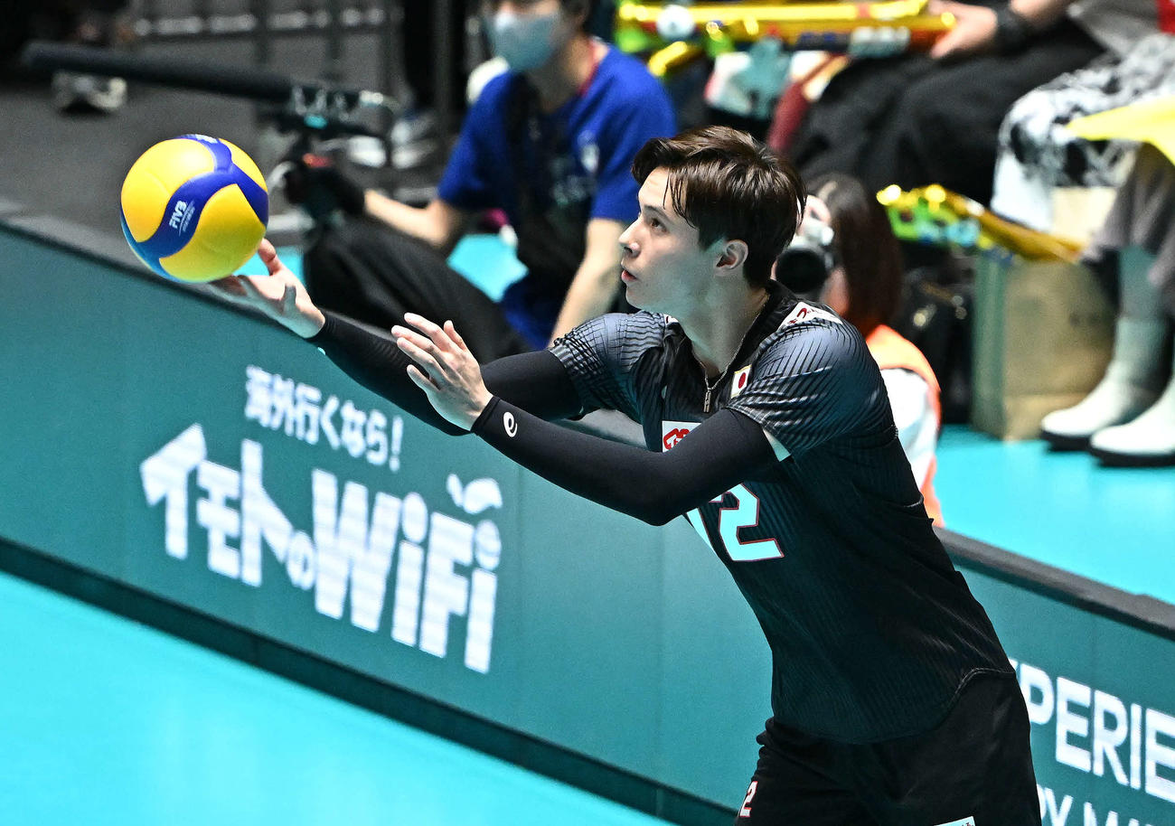 日本対米国　第2S、サーブを放つ高橋藍（撮影・滝沢徹郎）