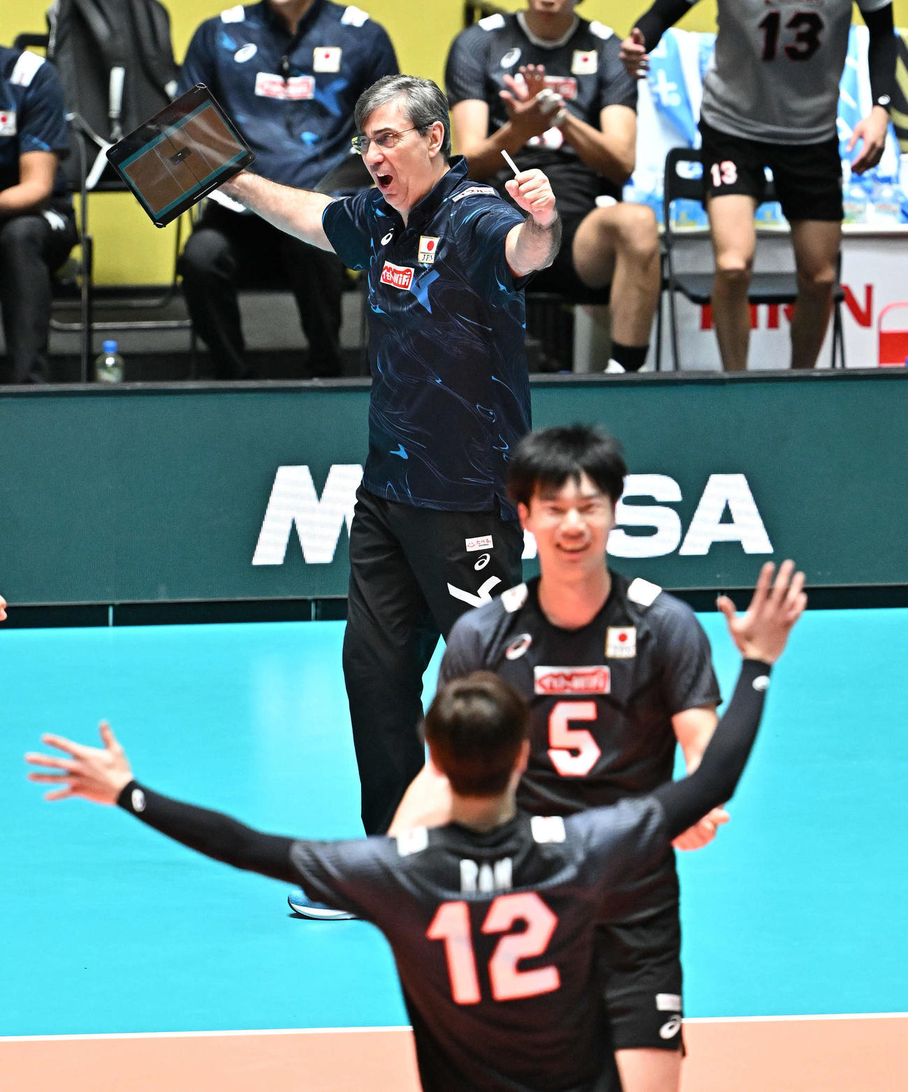 日本対米国　第2セットを取りガッツポーズするブラン監督（後方）（撮影・滝沢徹郎）