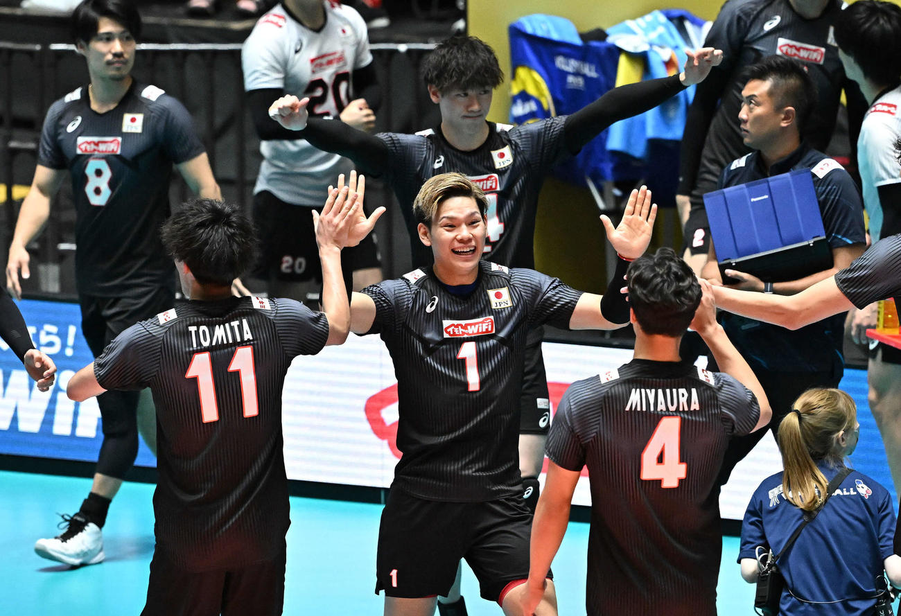 日本対米国　第3S、ベンチ前でチームメートを迎える西田（手前中央）（撮影・滝沢徹郎）