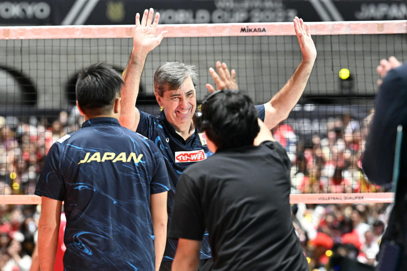 日本対米国　試合後、インタビューを終え笑顔でファンに手を振るブラン監督（後方）（撮影・滝沢徹郎）