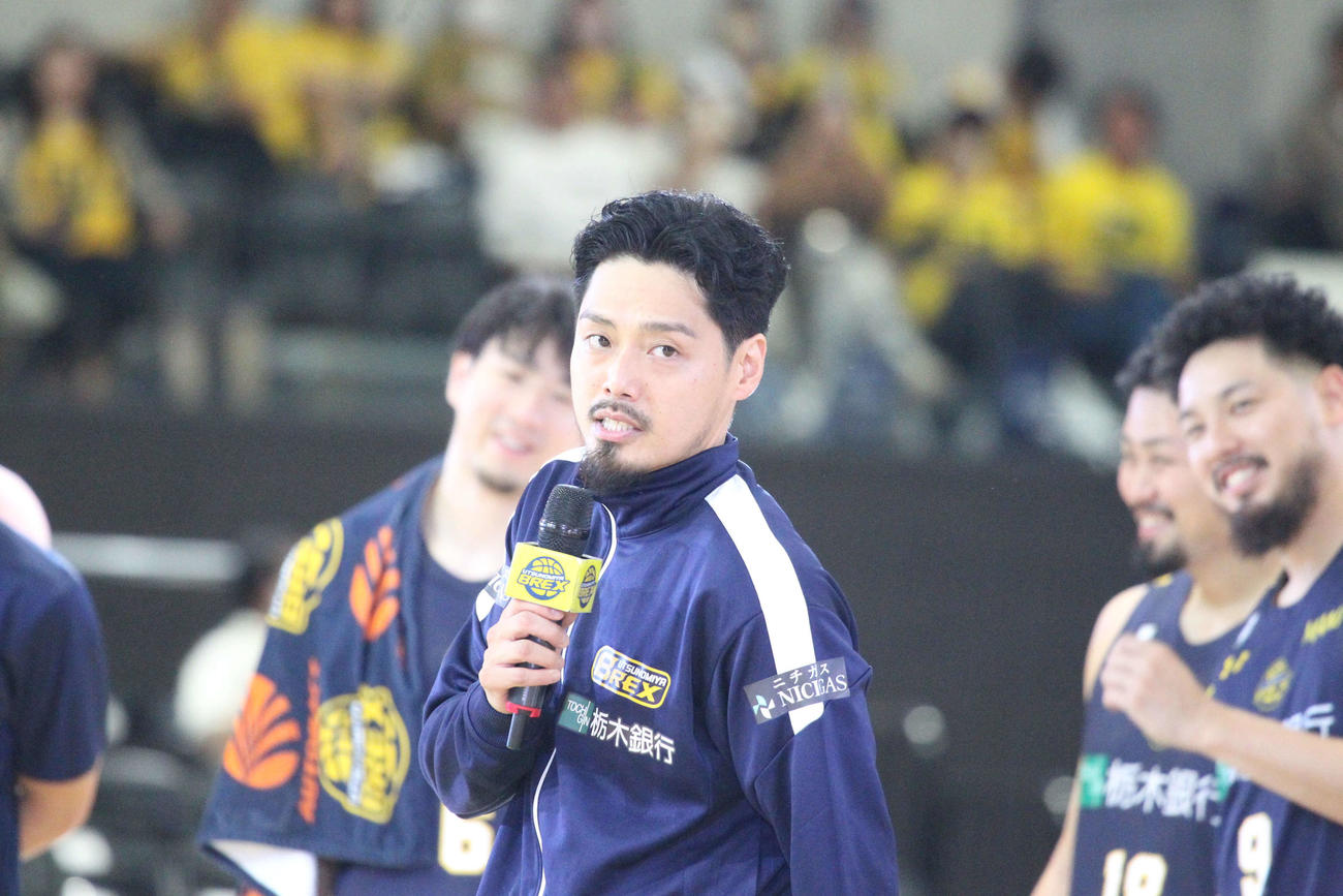 試合後にヒーローインタビューを受ける宇都宮渡邉（撮影・沢田啓太郎）
