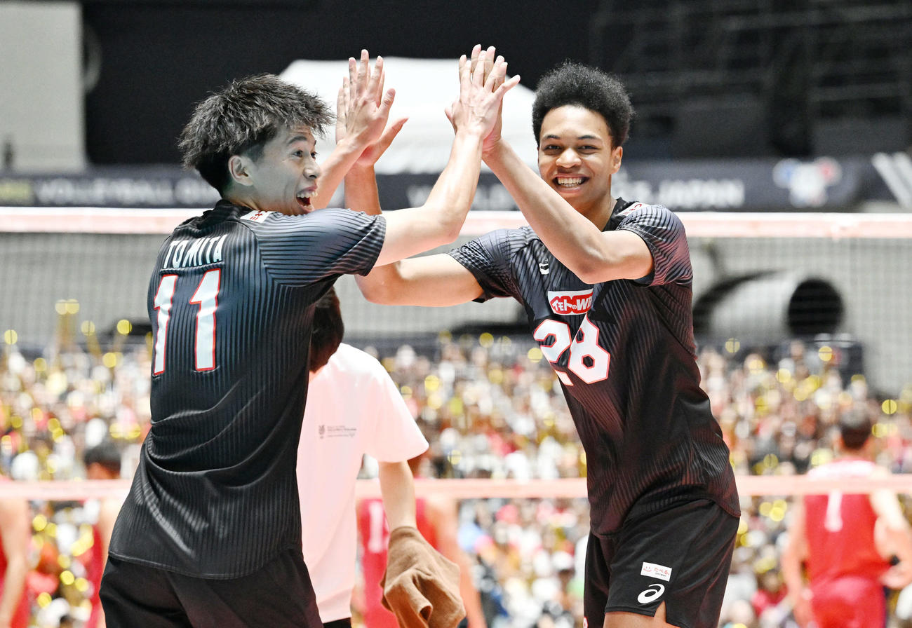日本対米国　第1S、ポイントを奪いタッチをかわす富田（左）とエバデダン（撮影・滝沢徹郎）