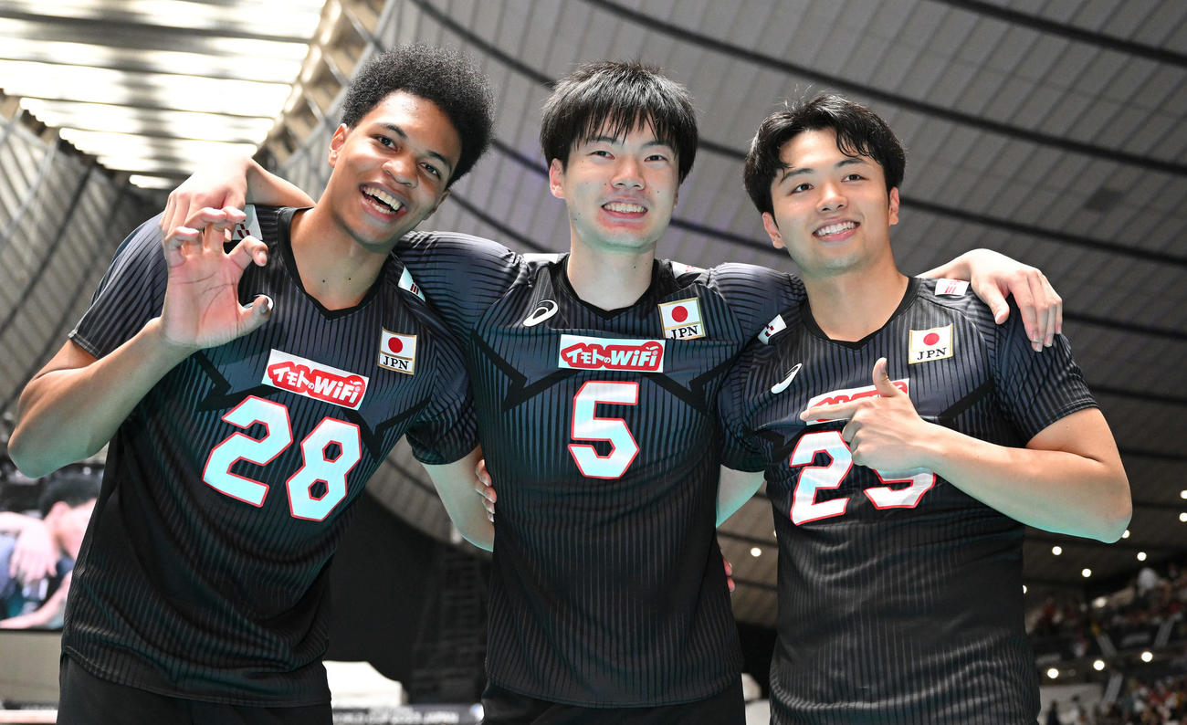 日本対米国　試合後、記念撮影する、左からラリー、大塚、山本龍（撮影・滝沢徹郎）