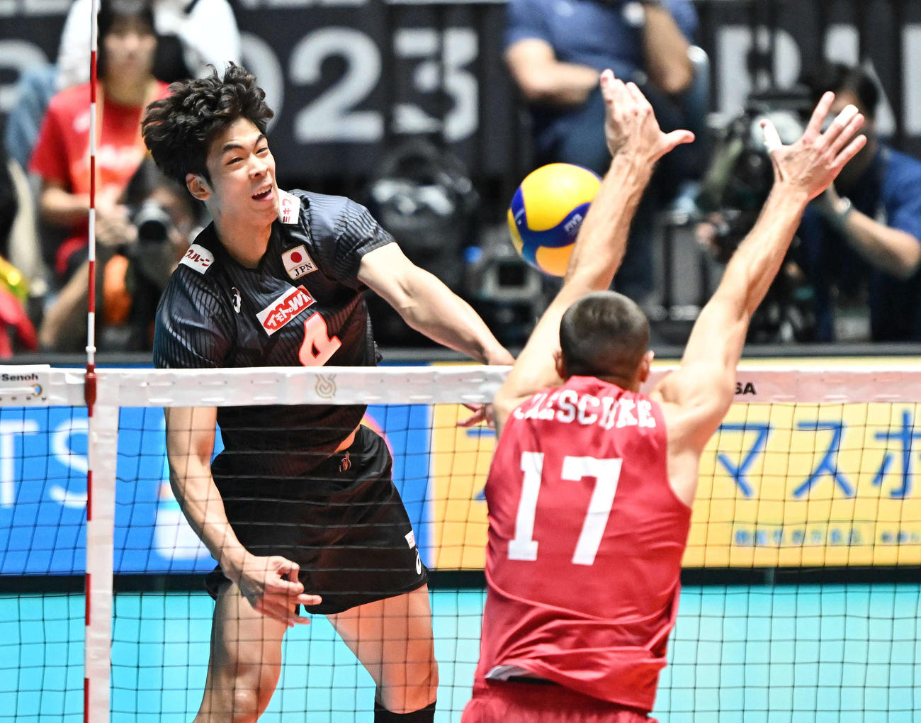 日本対米国　第2S、スパイクを放つ宮浦（撮影・滝沢徹郎）
