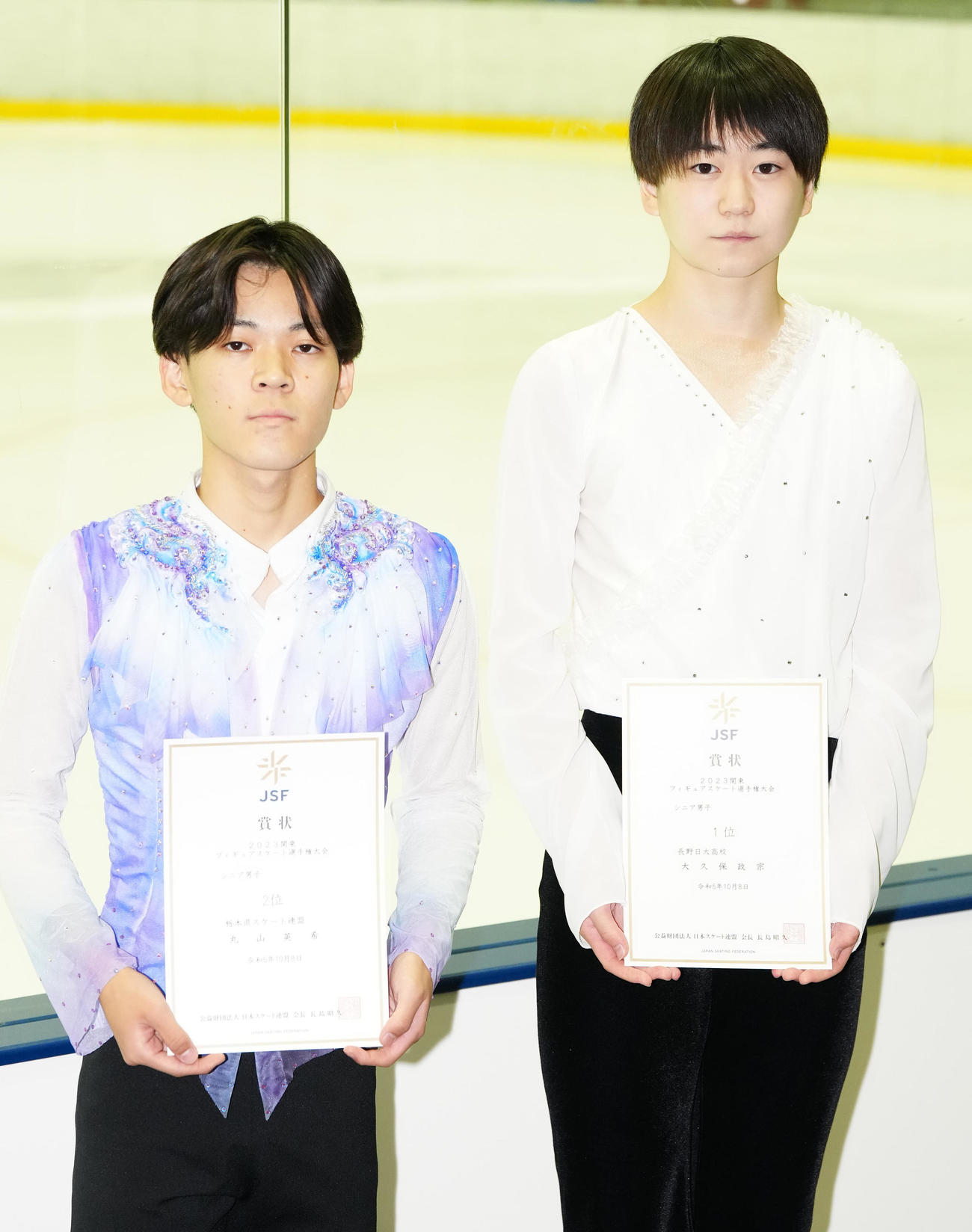 シニア男子の表彰台に上がる優勝の大久保政宗（右）と2位の丸山英希（撮影・江口和貴）