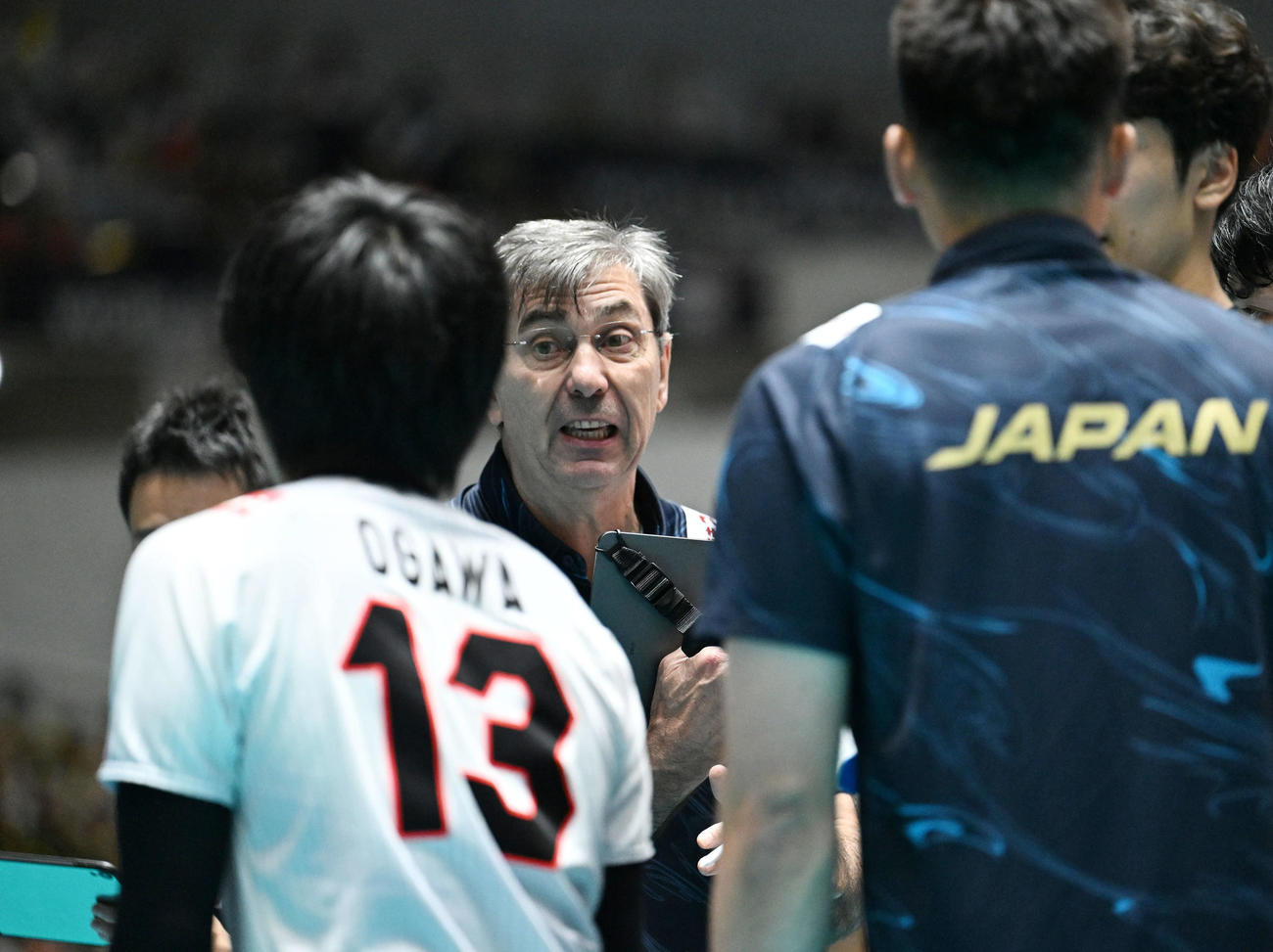 日本対米国　第1セット、タイムアウトで選手たちに指示を出すブラン監督（後方）（撮影・滝沢徹郎）