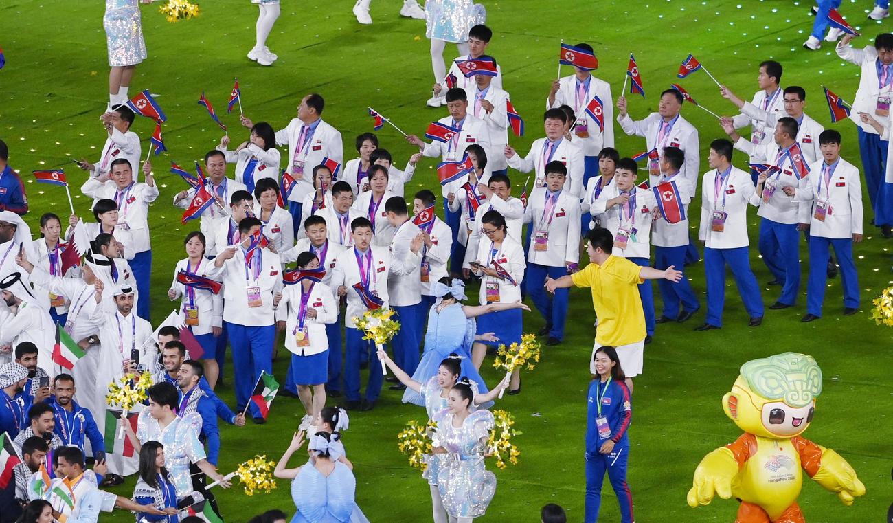 杭州アジア大会の閉会式で入場行進する北朝鮮選手団（共同）