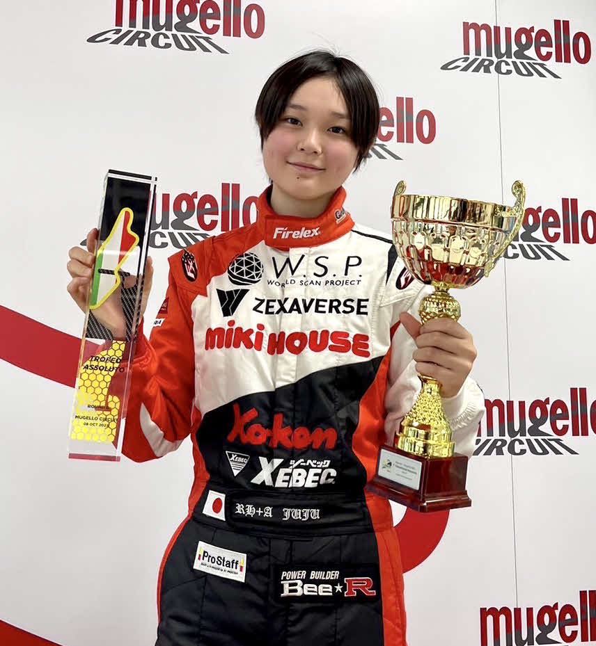 ZinoxF2000で優勝を飾ったJujuはトロフィーを手に笑顔