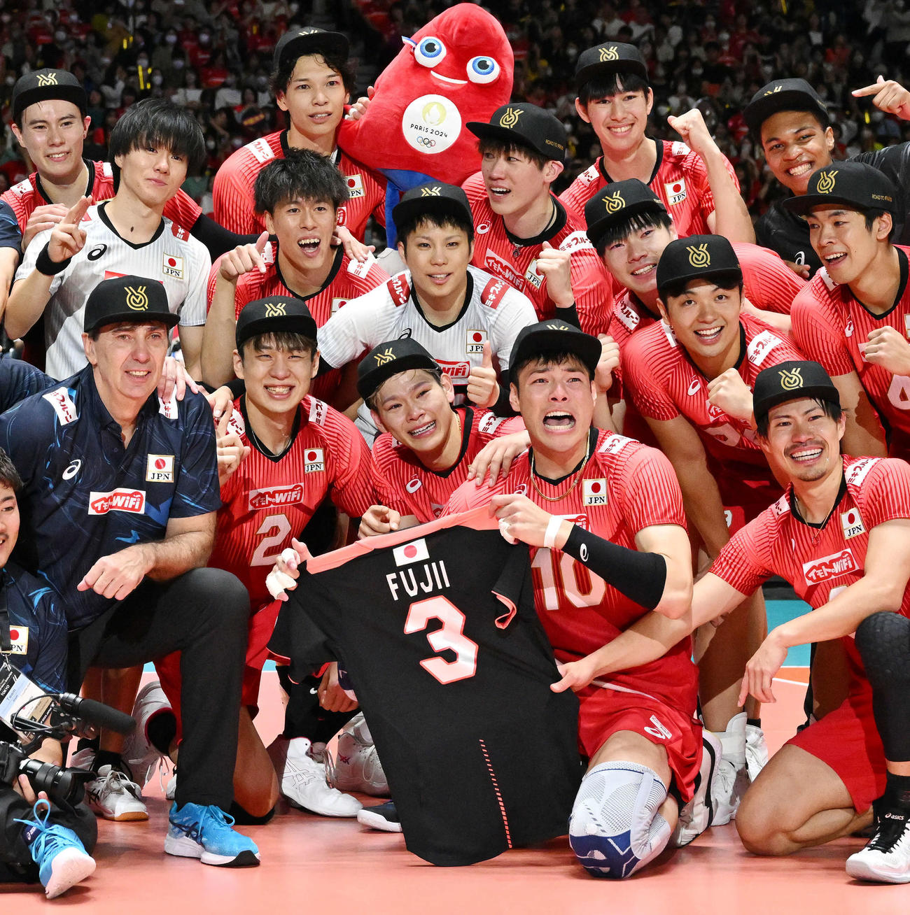 日本対スロベニア　試合後、西田（前列中央）は高橋健太郎（同左から4人目）の手にする故・藤井さんのユニホームを前に男泣きする（2023年10月7日撮影）