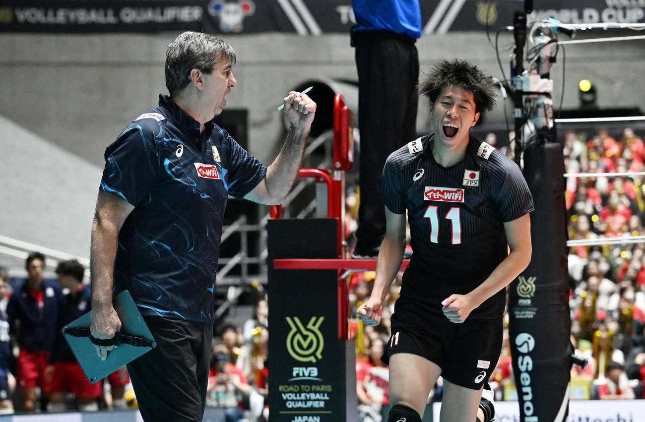 日本対米国　第1せッt、ポイントを奪いガッツポーズするブラン監督（左）と富田（撮影・滝沢徹郎）