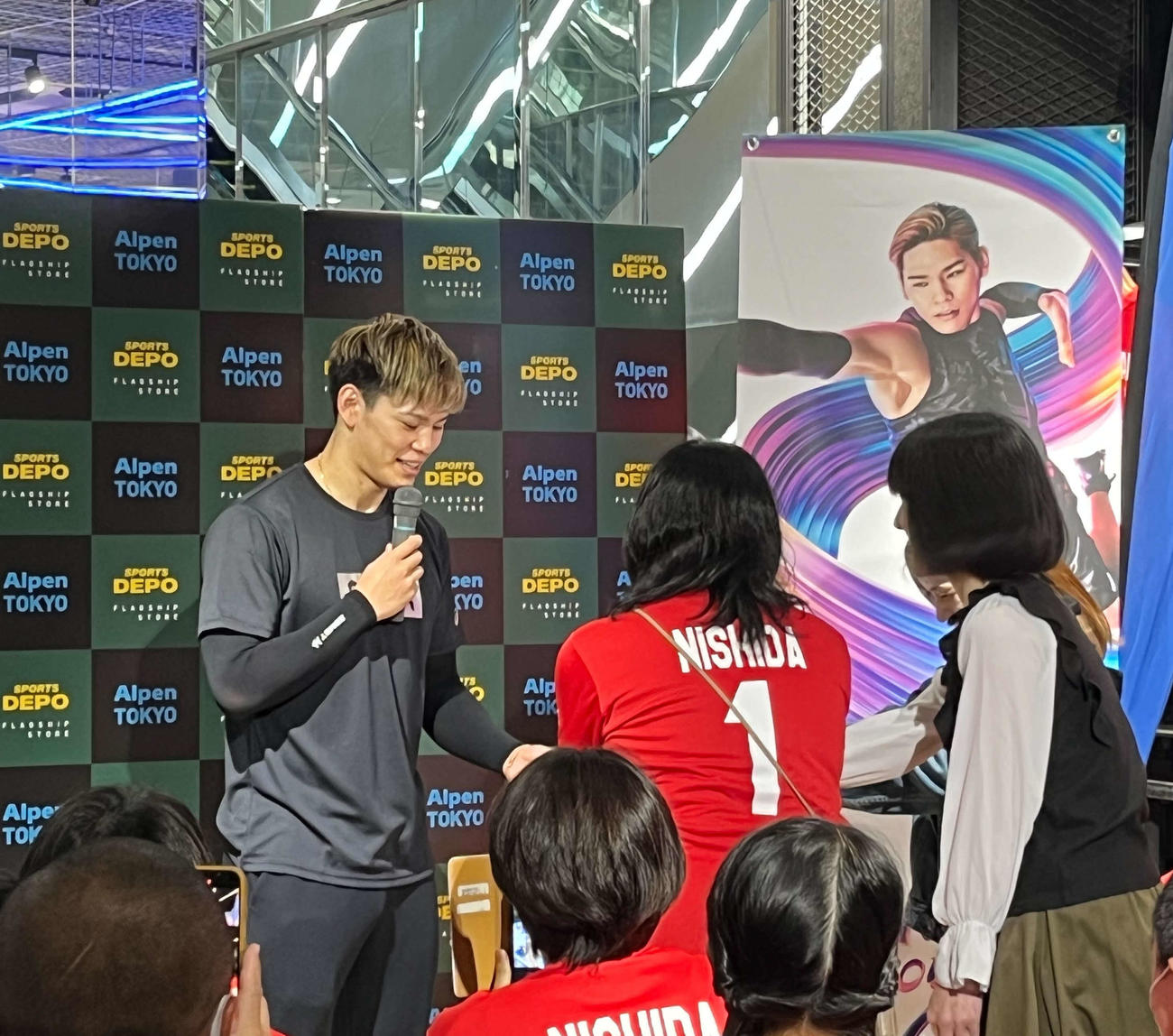 ファンと交流する西田（左）（撮影・勝部晃多）