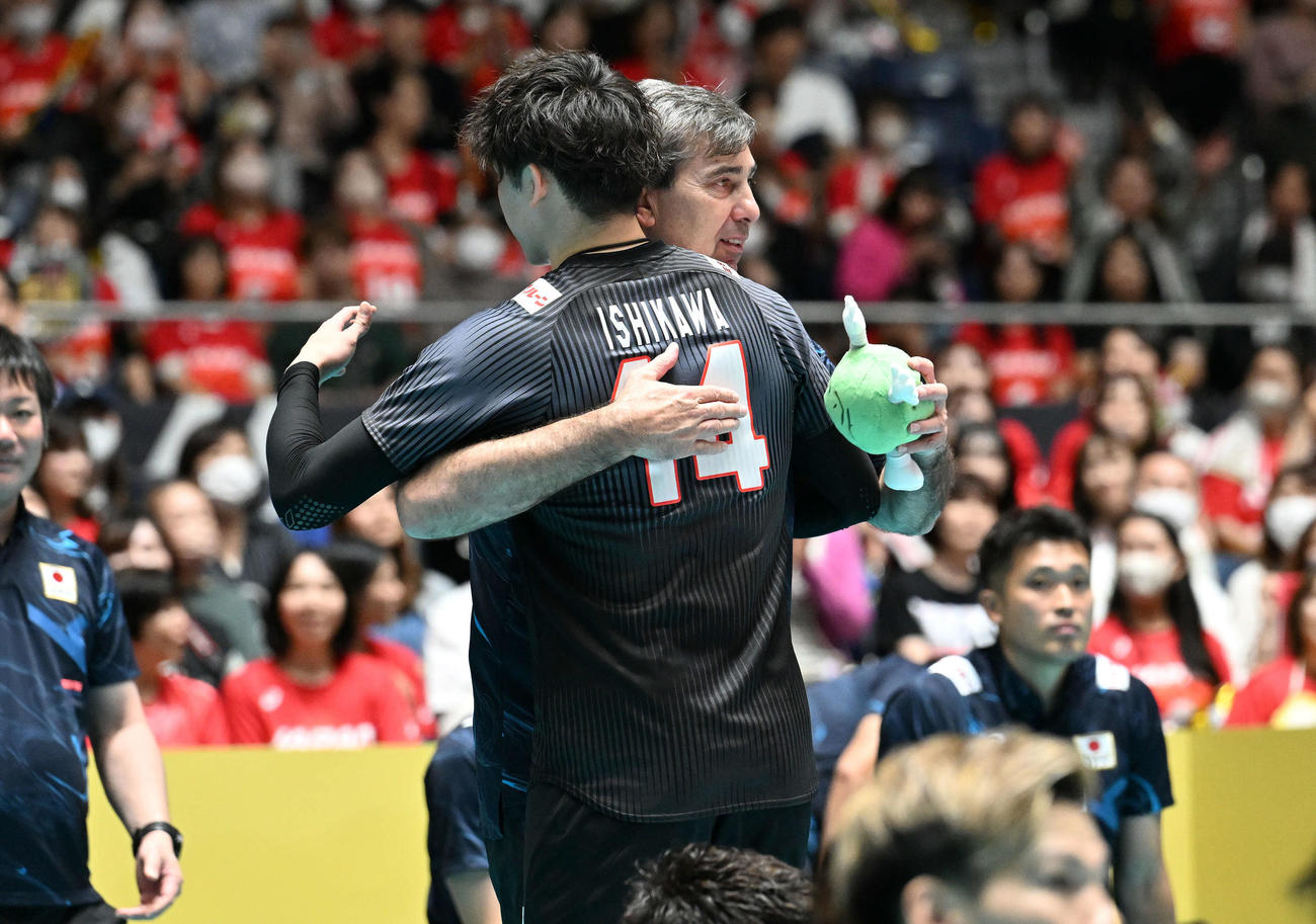 フィリップ・ブラン監督（右）は石川祐希と抱き合う（2023年10月8日撮影）