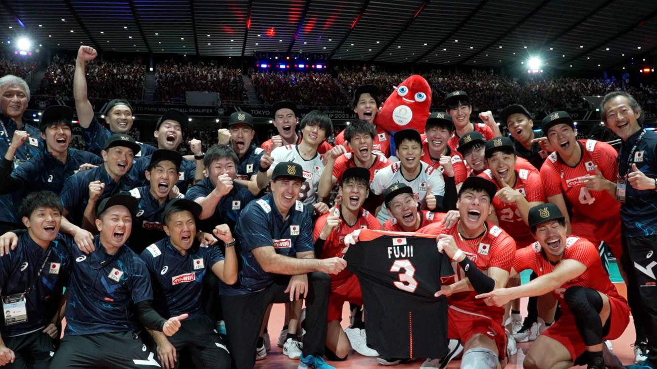パリ五輪出場を決め、喜びを爆発させる選手たち（C）JVA