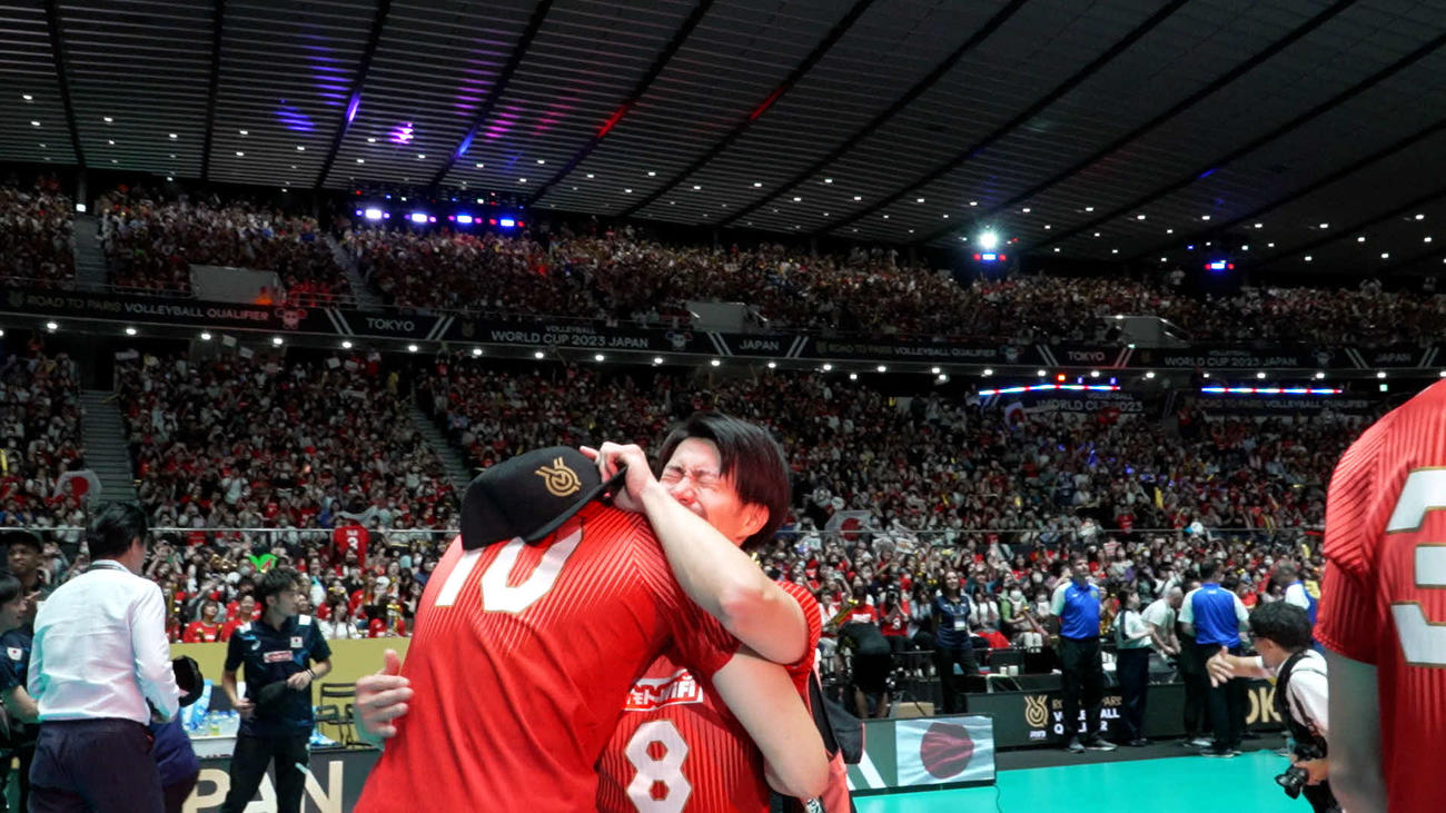 パリ五輪出場を決め、高橋健（左）と抱き合って喜ぶ関田（C）JVA
