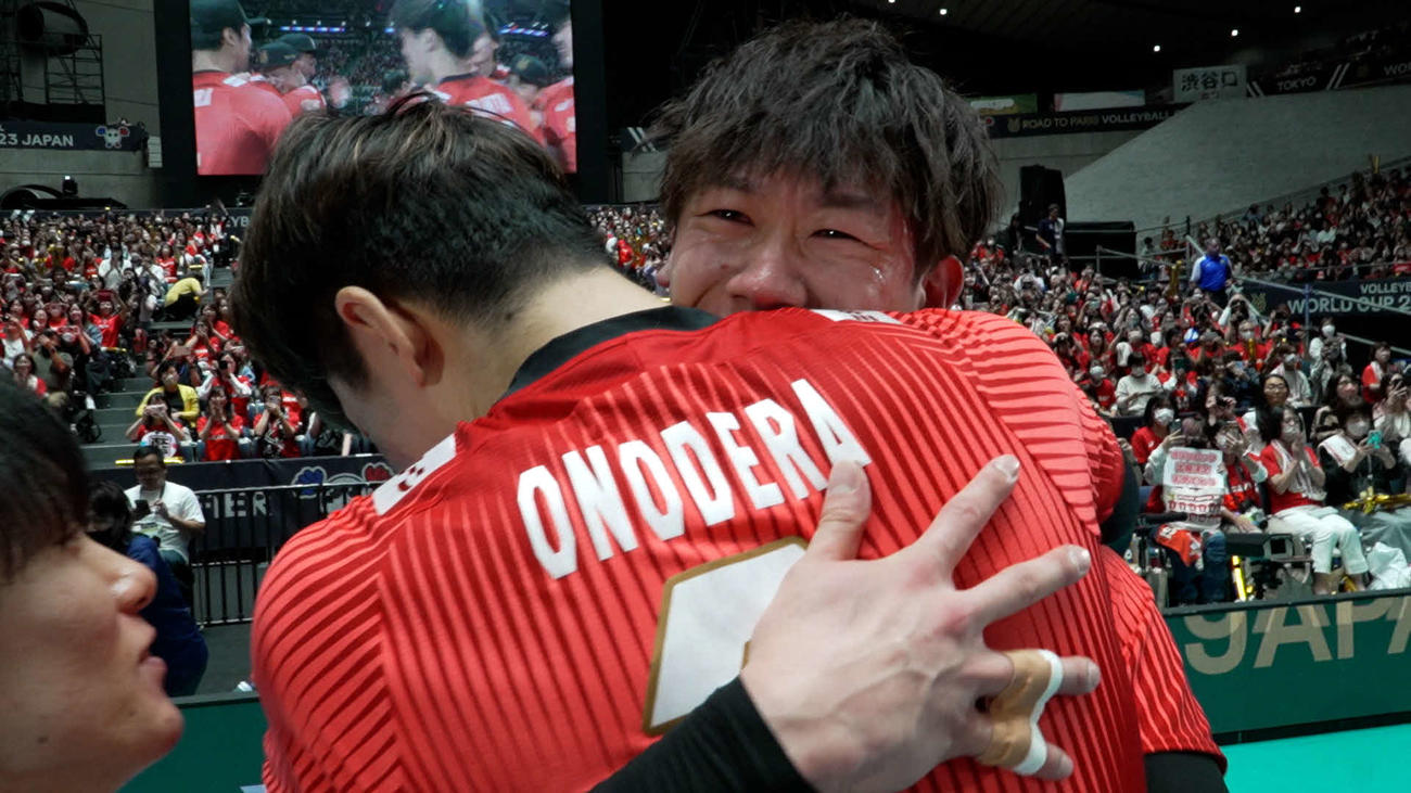 パリ五輪出場を決め、小野寺（手前）と抱き合って喜ぶ石川（C）JVA