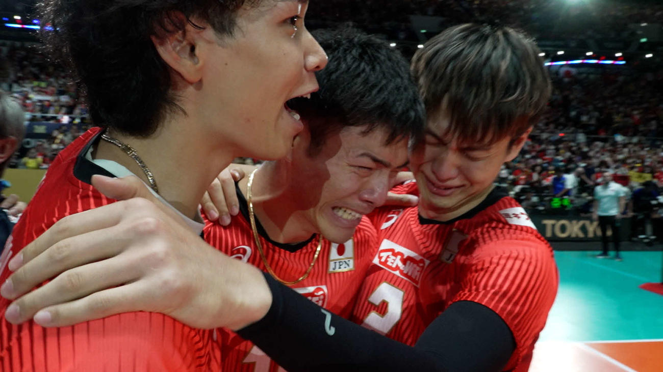 パリ五輪出場を決め、抱き合って喜ぶ（左から）山内、高橋健、小野寺（C）JVA