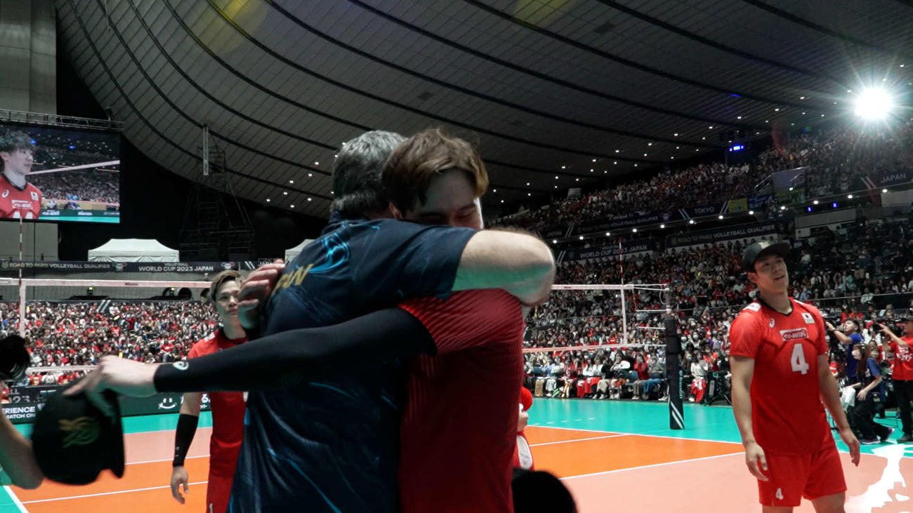 パリ五輪出場を決め、ブラン監督（左）と抱き合って喜ぶ高橋藍（C）JVA