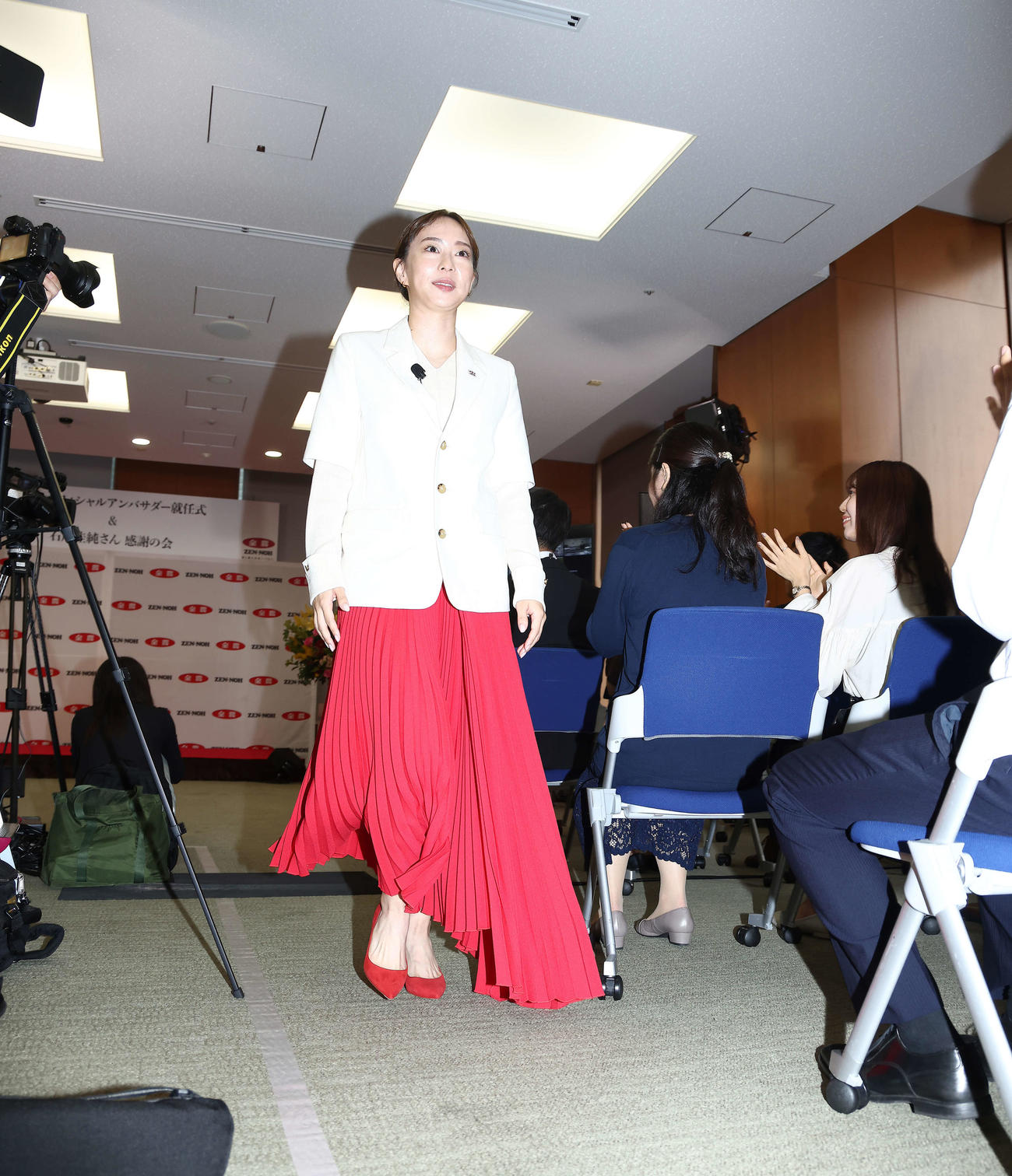 就任式を終え降壇する全農オフィシャルアンバサダーの石川佳純さん（撮影・河田真司）