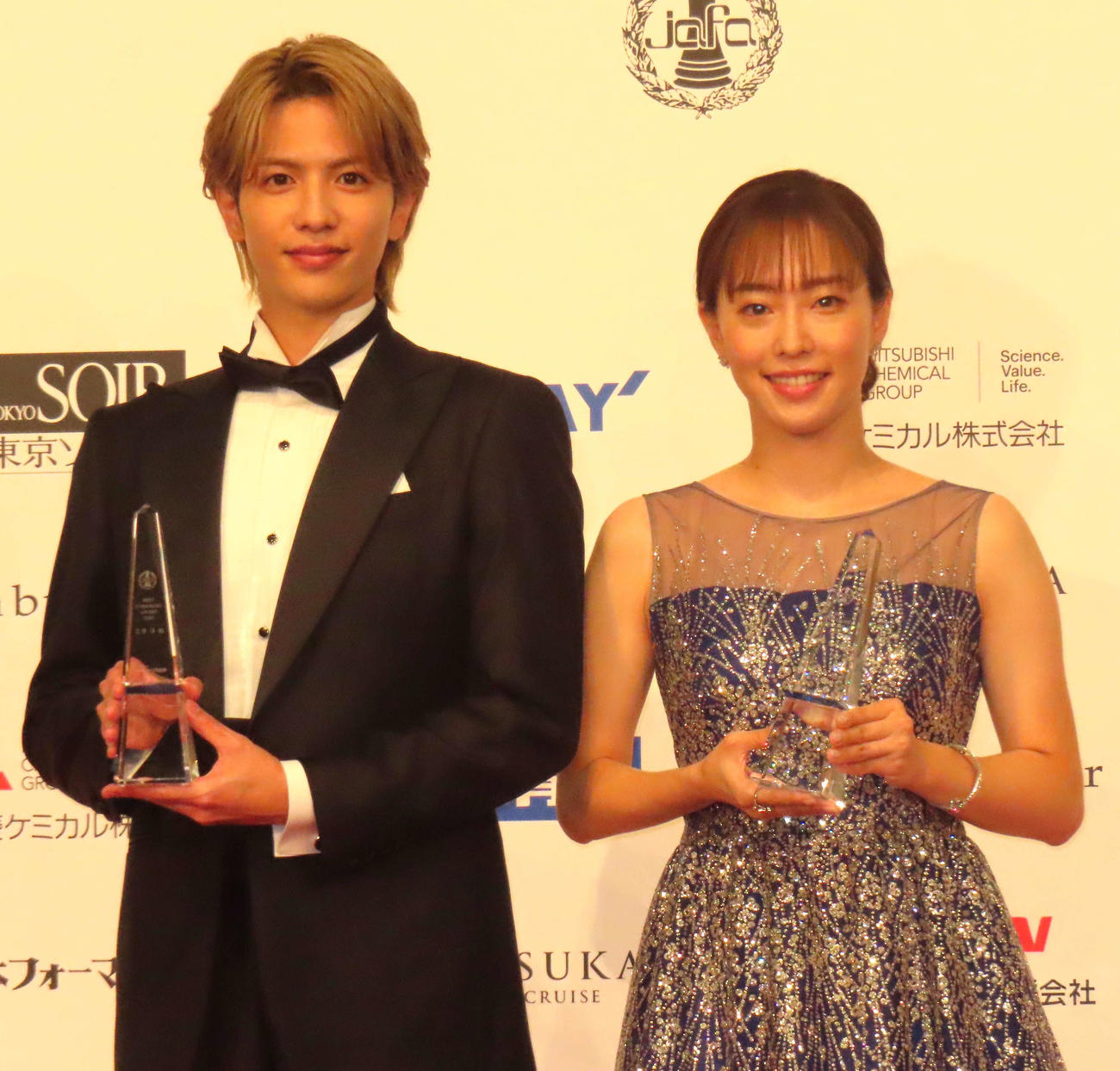ベストフォーマリスト授賞式に出席した志尊淳（左）と石川佳純さん
