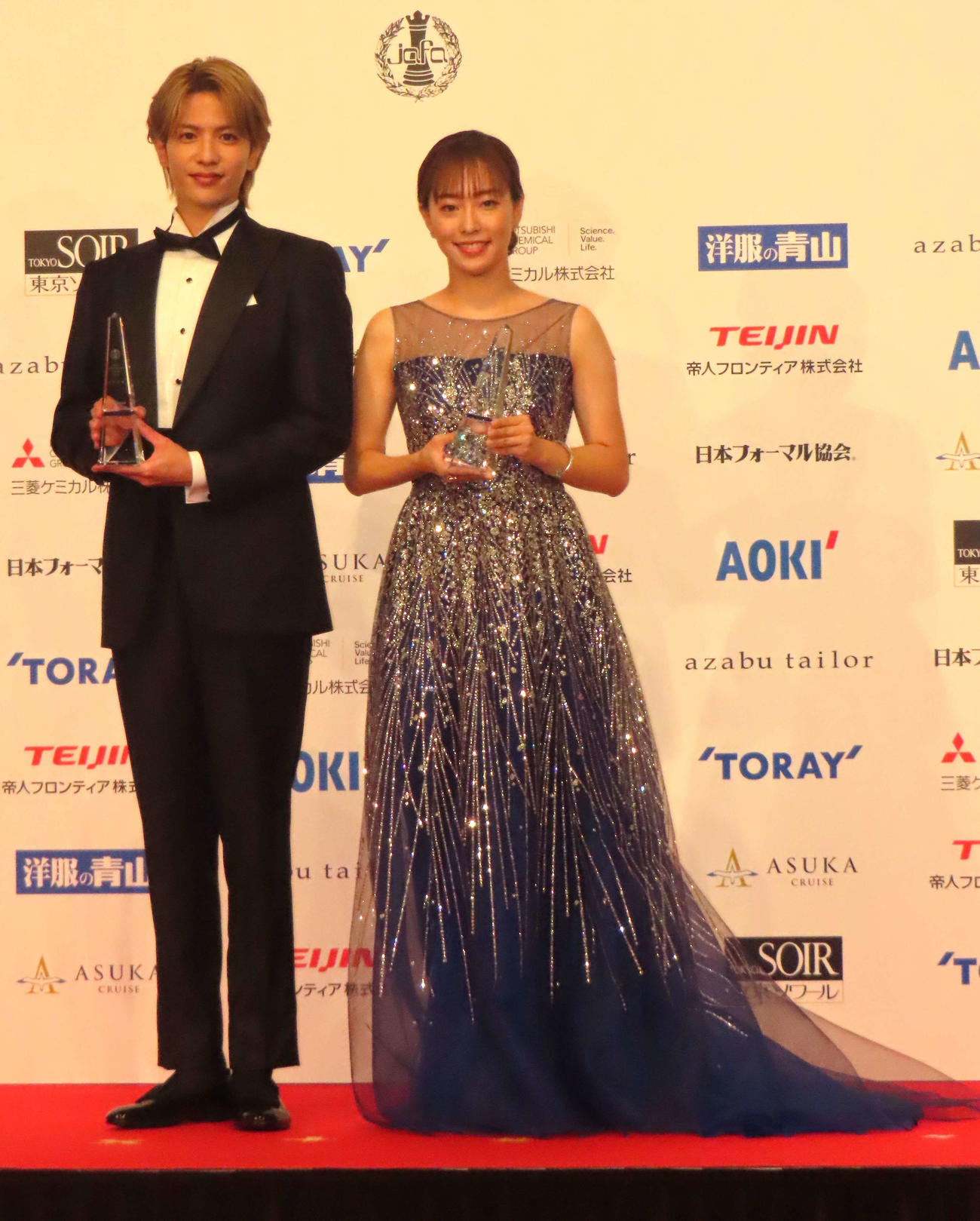 ベストフォーマリスト授賞式に出席した志尊淳（左）と石川佳純さん