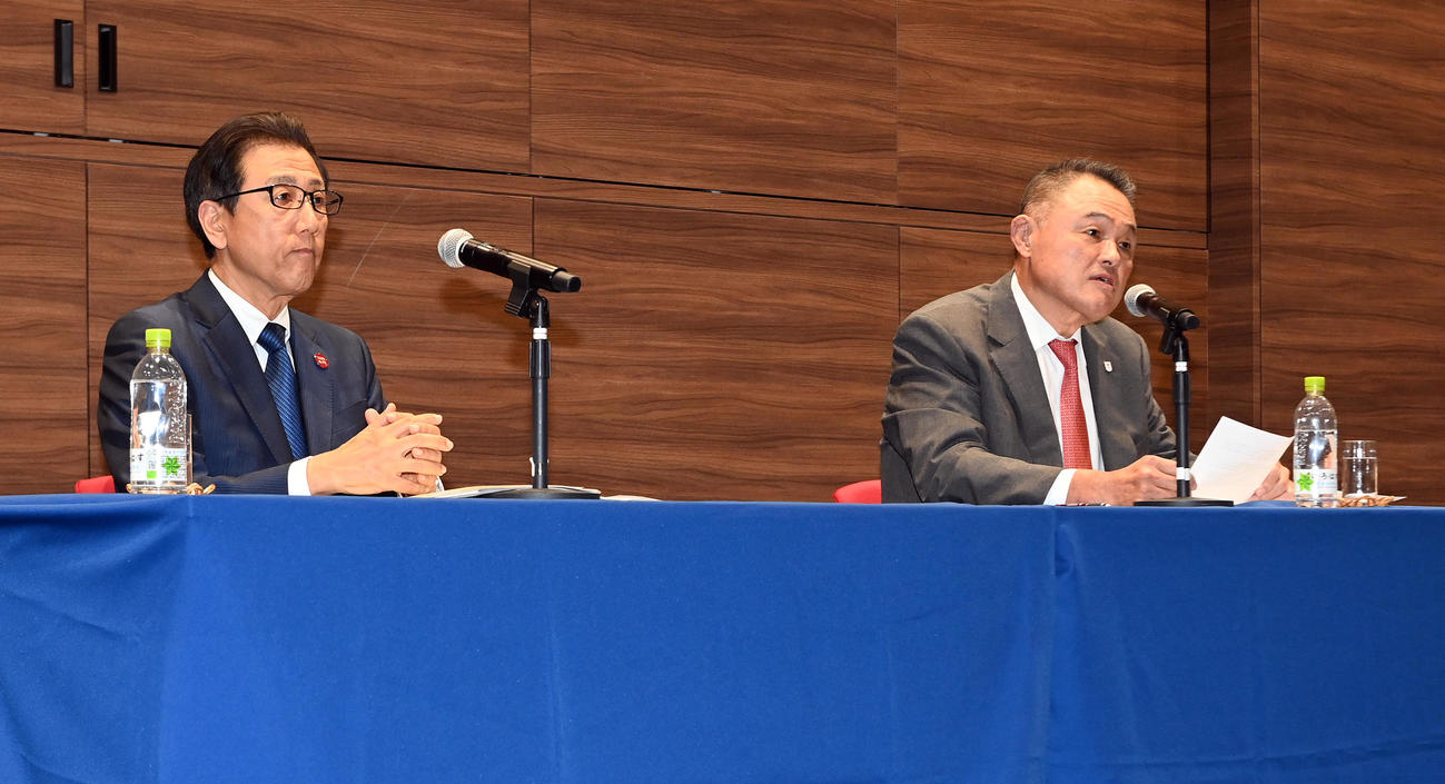 会見を行った札幌秋元克広市長（左）と山下泰裕会長JOC会長（撮影・たえ見朱実）