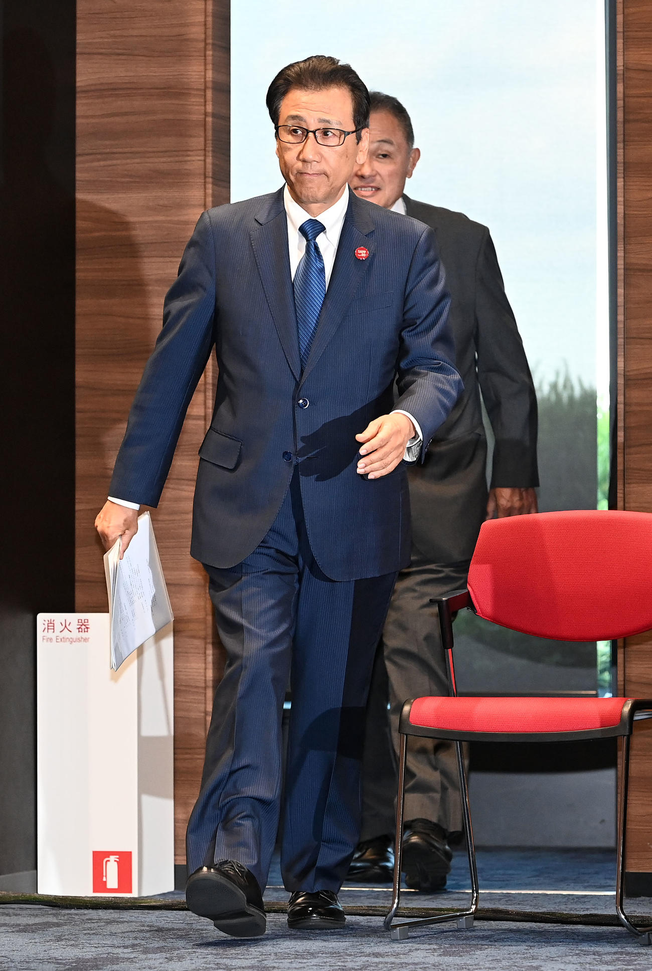 会場に入る札幌秋元克広市長（手前）と山下泰裕会長JOC会長（撮影・たえ見朱実）