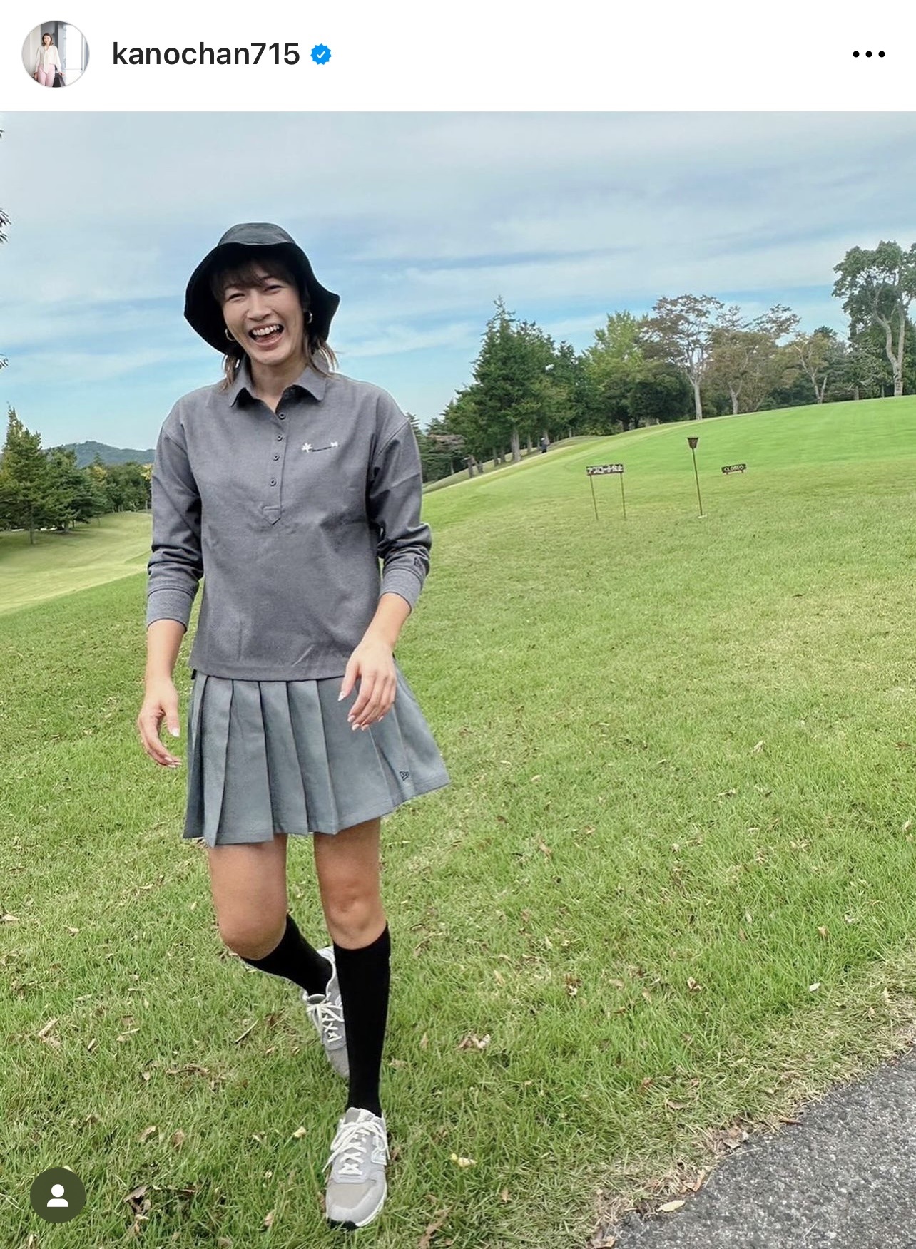 グレーのブラウスに、美脚があらわになる同色のミニスカート姿を披露した狩野舞子さん（狩野舞子さんのインスタグラムから）