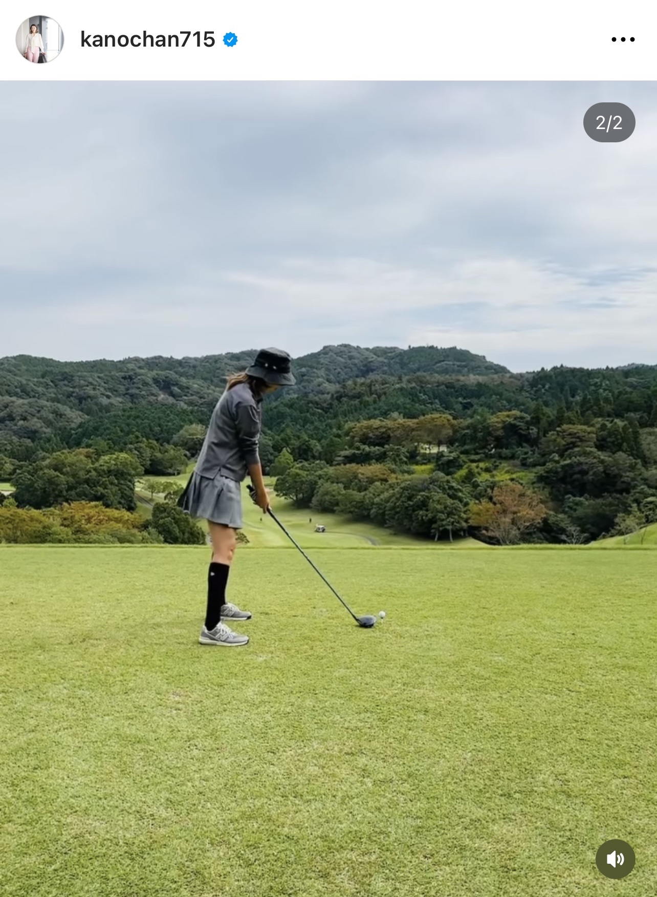 ドライバーショットを放つ狩野舞子さん（狩野舞子さんのインスタグラムから）