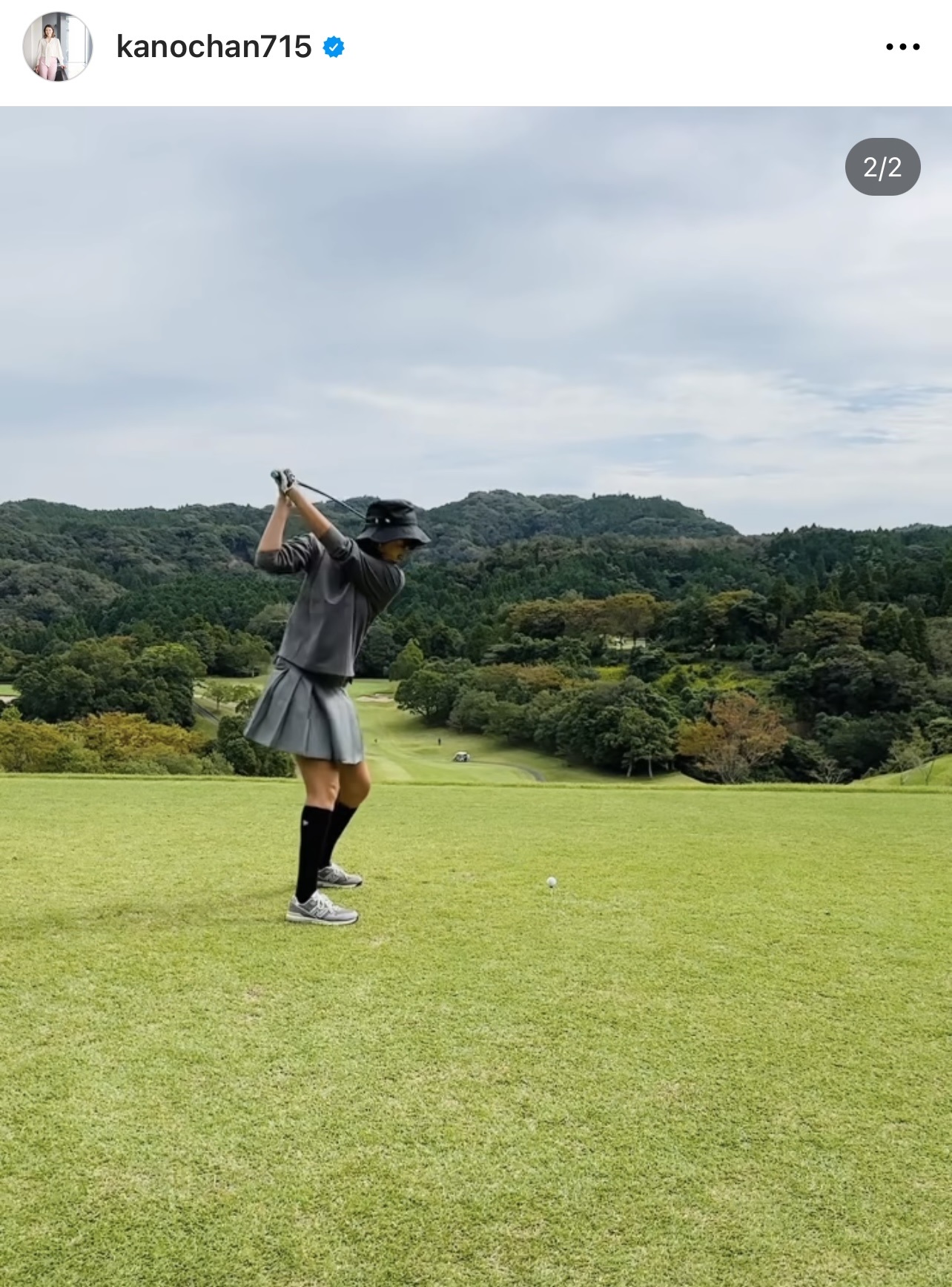 ドライバーショットを放つ狩野舞子さん（狩野舞子さんのインスタグラムから）