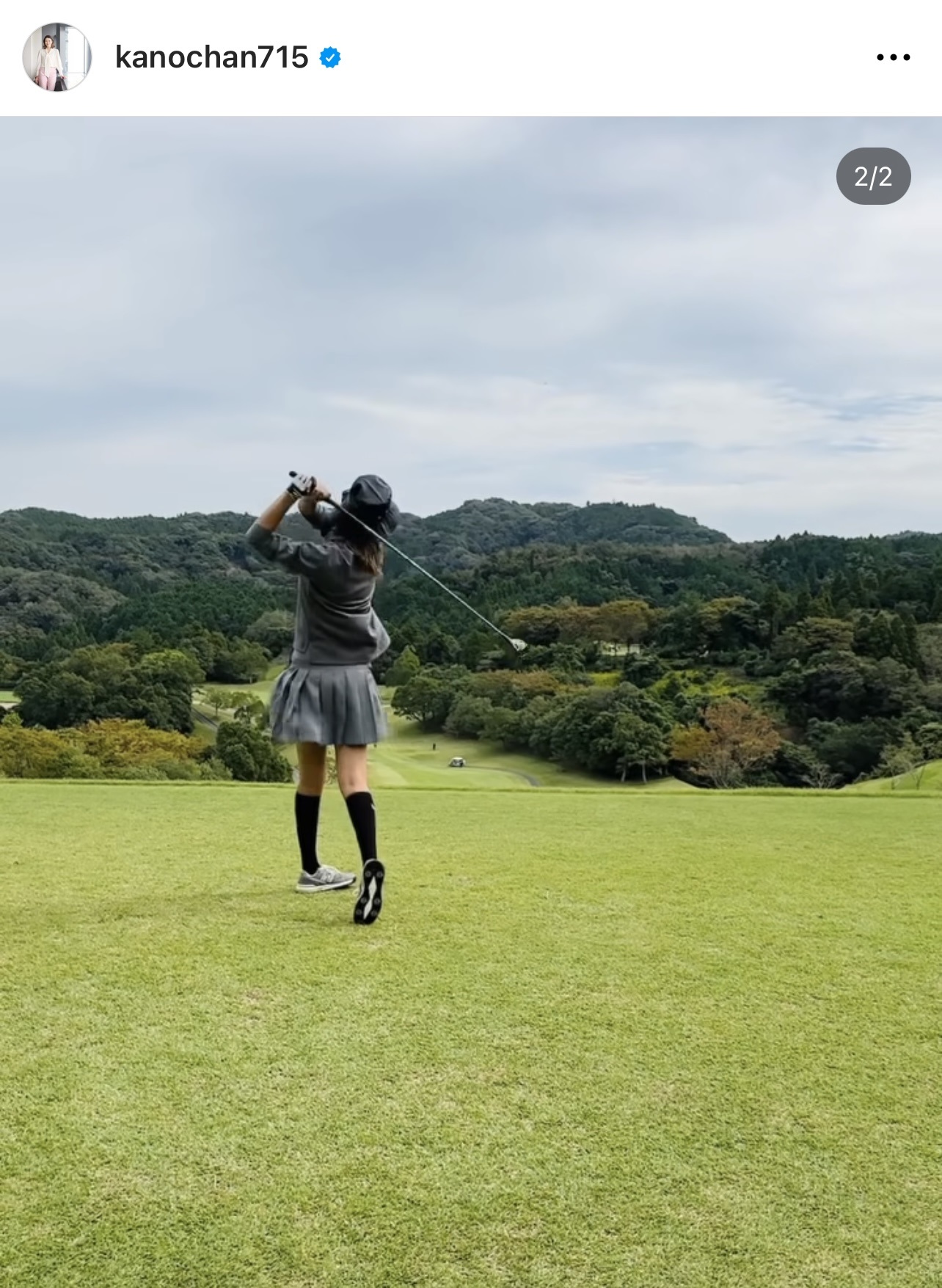 ドライバーショットを放つ狩野舞子さん（狩野舞子さんのインスタグラムから）