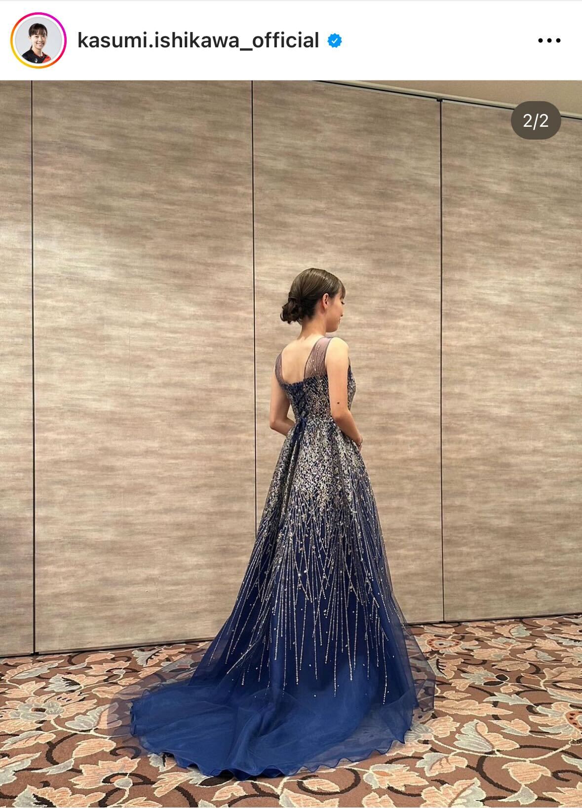 ブルーのドレス姿の石川佳純さん、背中が開いたバックショット（石川佳純さんのインスタグラムから）