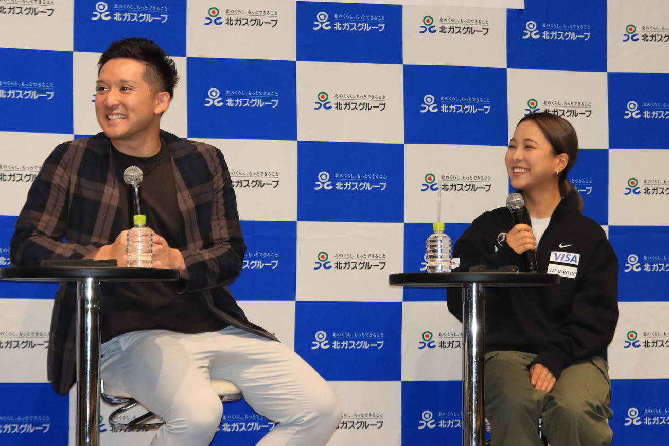 北海道ガスのイベントに出席したジャンプ高梨（右）と元日本ハム杉谷氏（撮影・保坂果那）