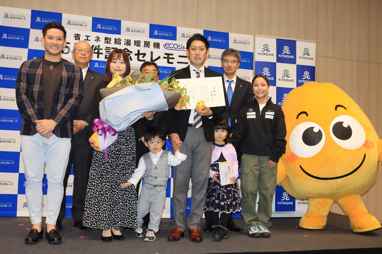 北海道ガスのイベントに出席したジャンプ高梨（前列右端）と元日本ハム杉谷氏氏（同左端）（撮影・保坂果那）