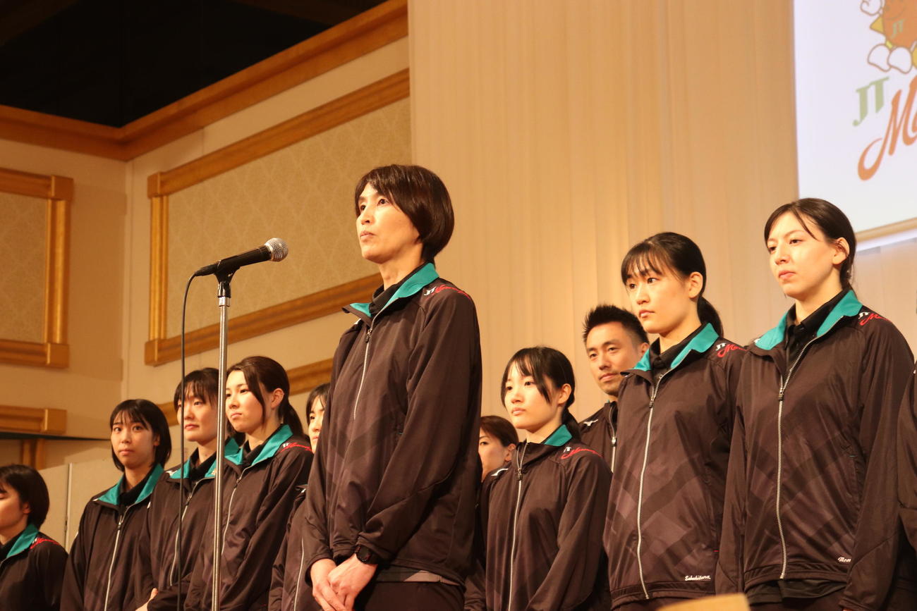 壇上であいさつする吉原知子監督（中央）と選手（撮影・竹本穂乃加）