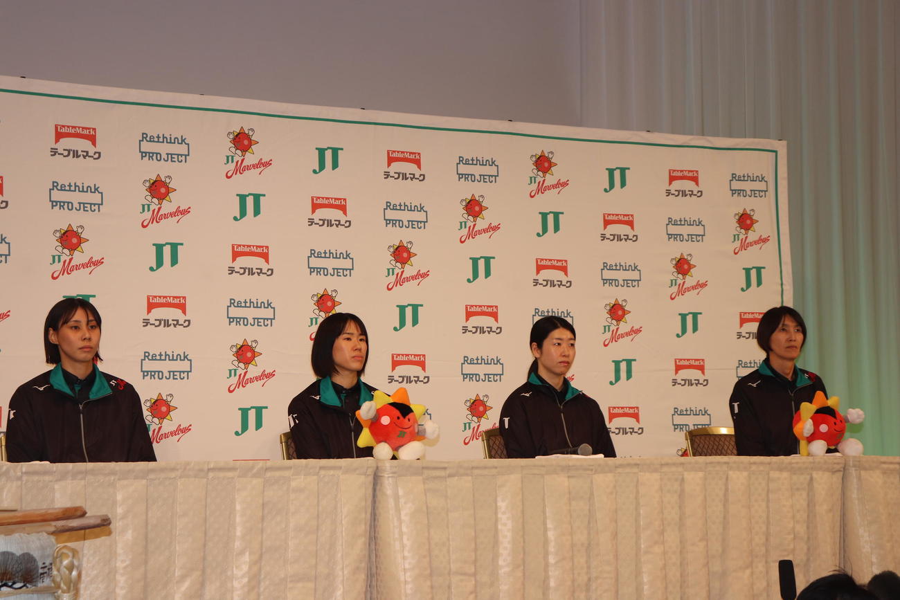 会見に出席した4人。左から和田由紀子、林琴奈、田中瑞稀、吉原知子監督（撮影・竹本穂乃加）