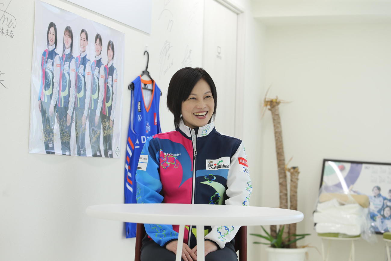 コーチに就任したフォルティウスの船山は、事務所で明るく取材に応じる（撮影・中島洋尚）