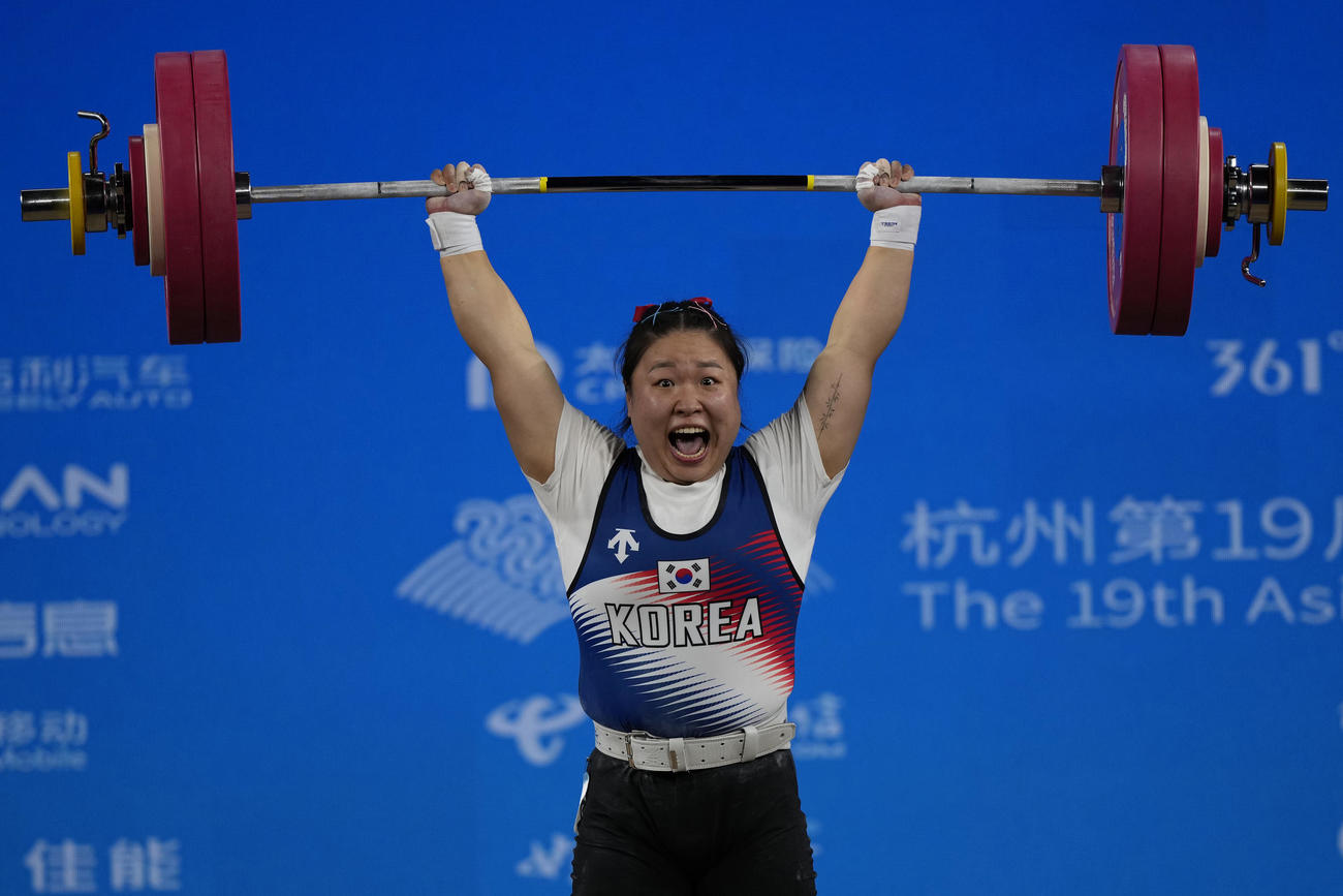 杭州アジア大会重量挙げ女子76キロ級銅メダリストの韓国代表キム・スヒョン（AP）
