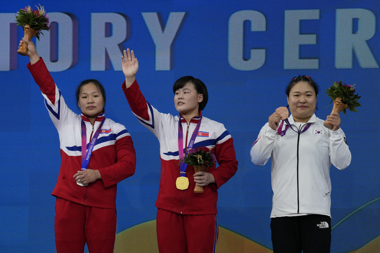 杭州アジア大会重量挙げ女子76キロ級　北朝鮮代表と表彰台に上がる韓国代表キム・スヒョン（右）（AP）