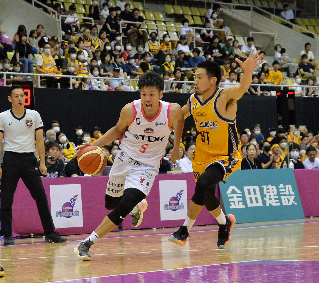 仙台対秋田　果敢にドリブルするB1秋田・田口（左）（撮影・濱本神威）